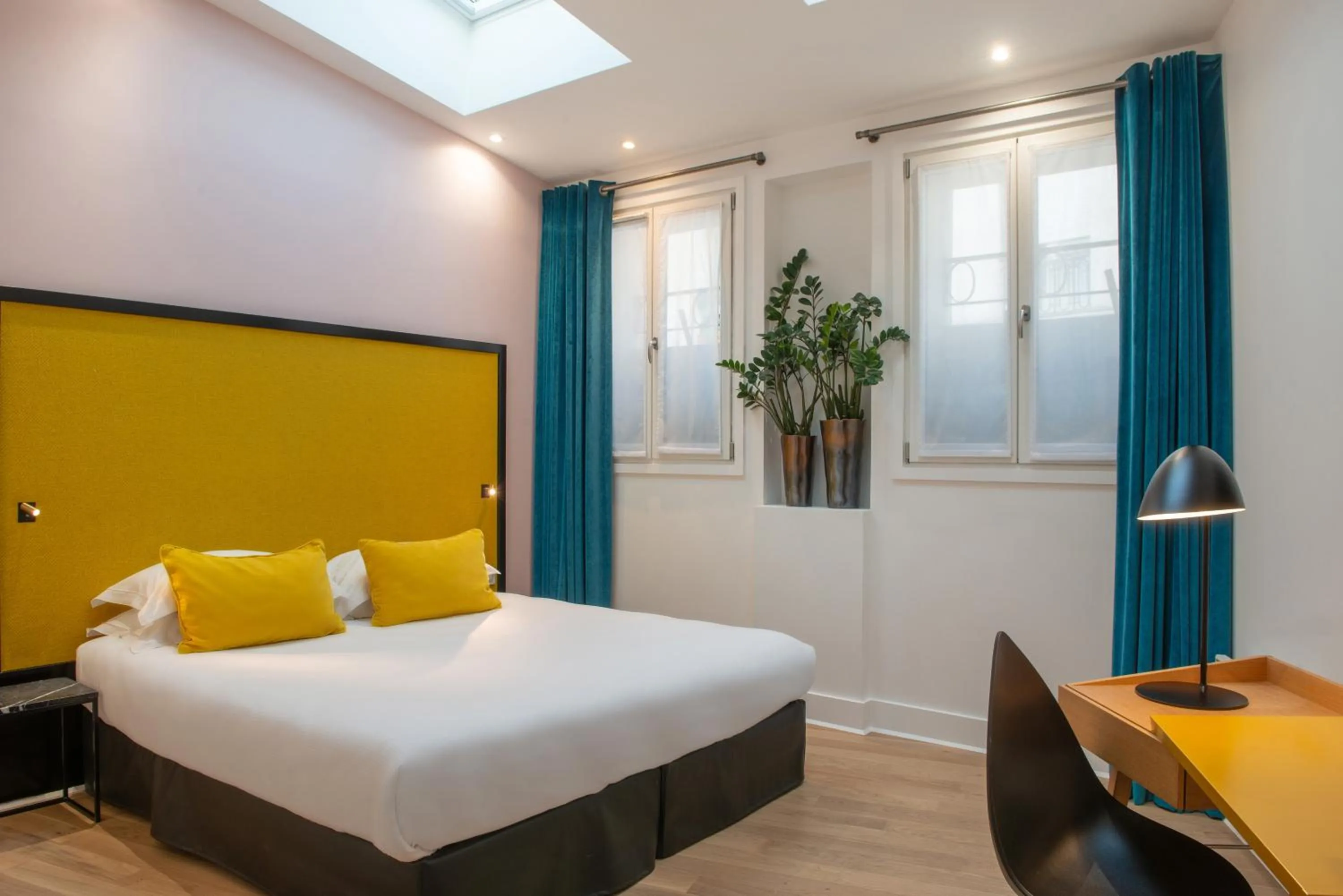 2 Adjacent Double Rooms Family Suite in Arc De Triomphe