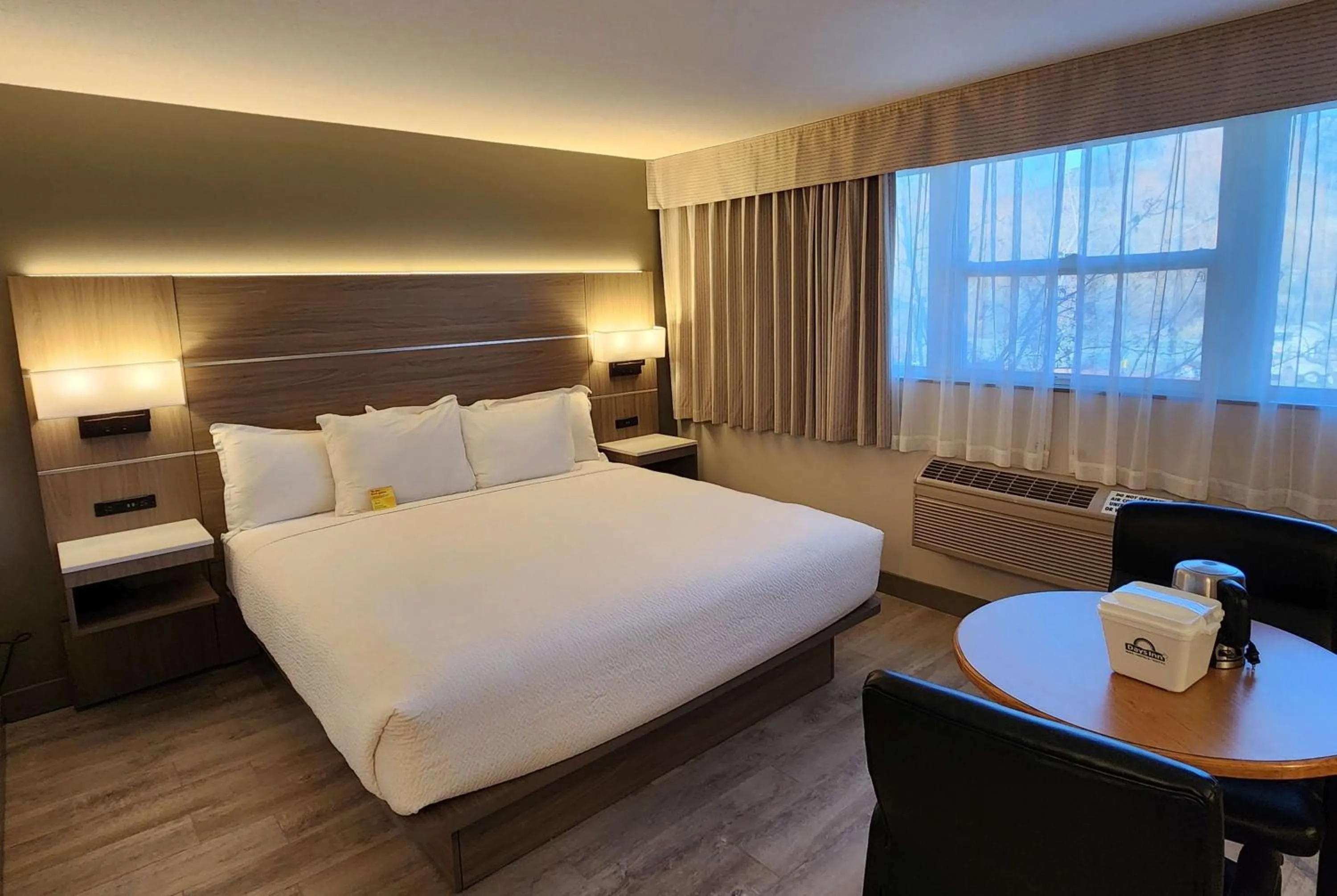 King Room - Non-Smoking in Days Inn by Wyndham Penticton Conference Centre