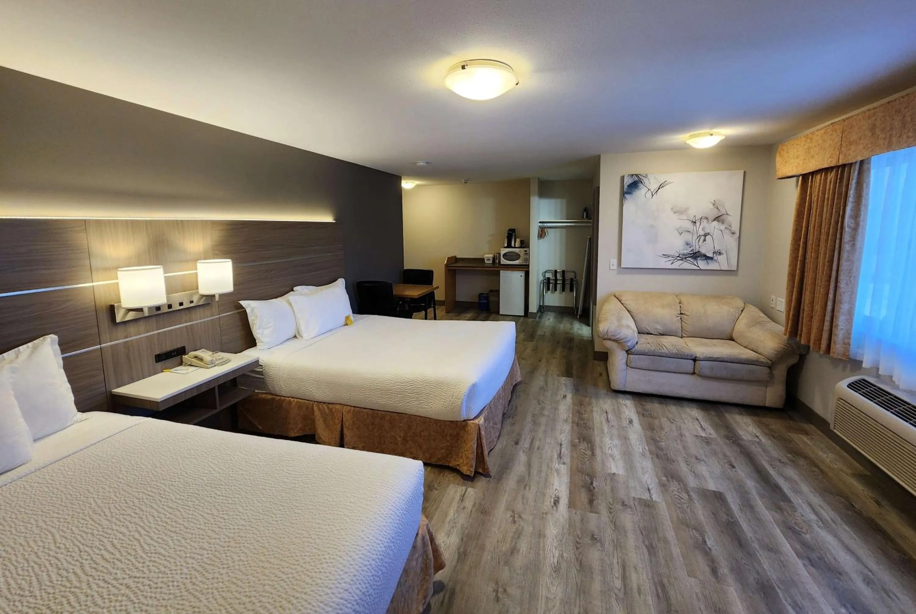 Superior Suite in Days Inn by Wyndham Penticton Conference Centre