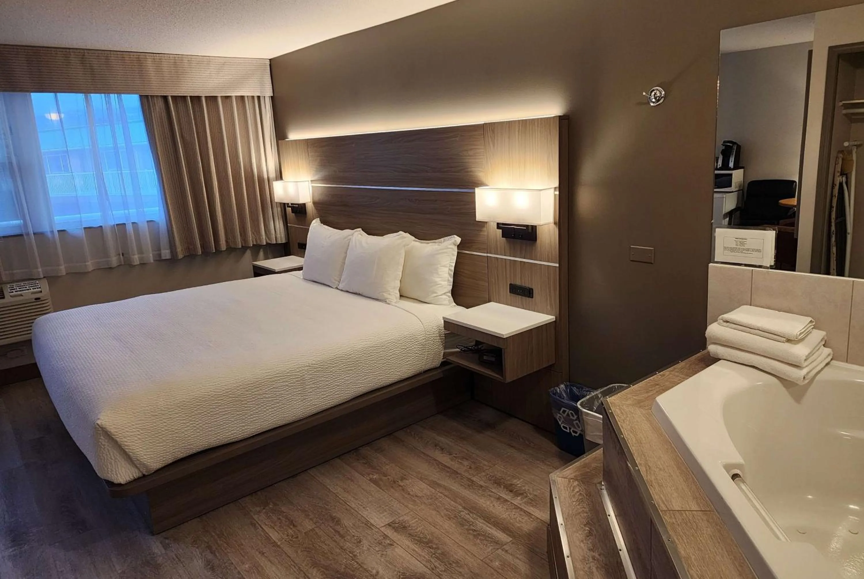 1 King Bed, Studio Suite, Courtyard View, Non-Smoking in Days Inn by Wyndham Penticton Conference Centre