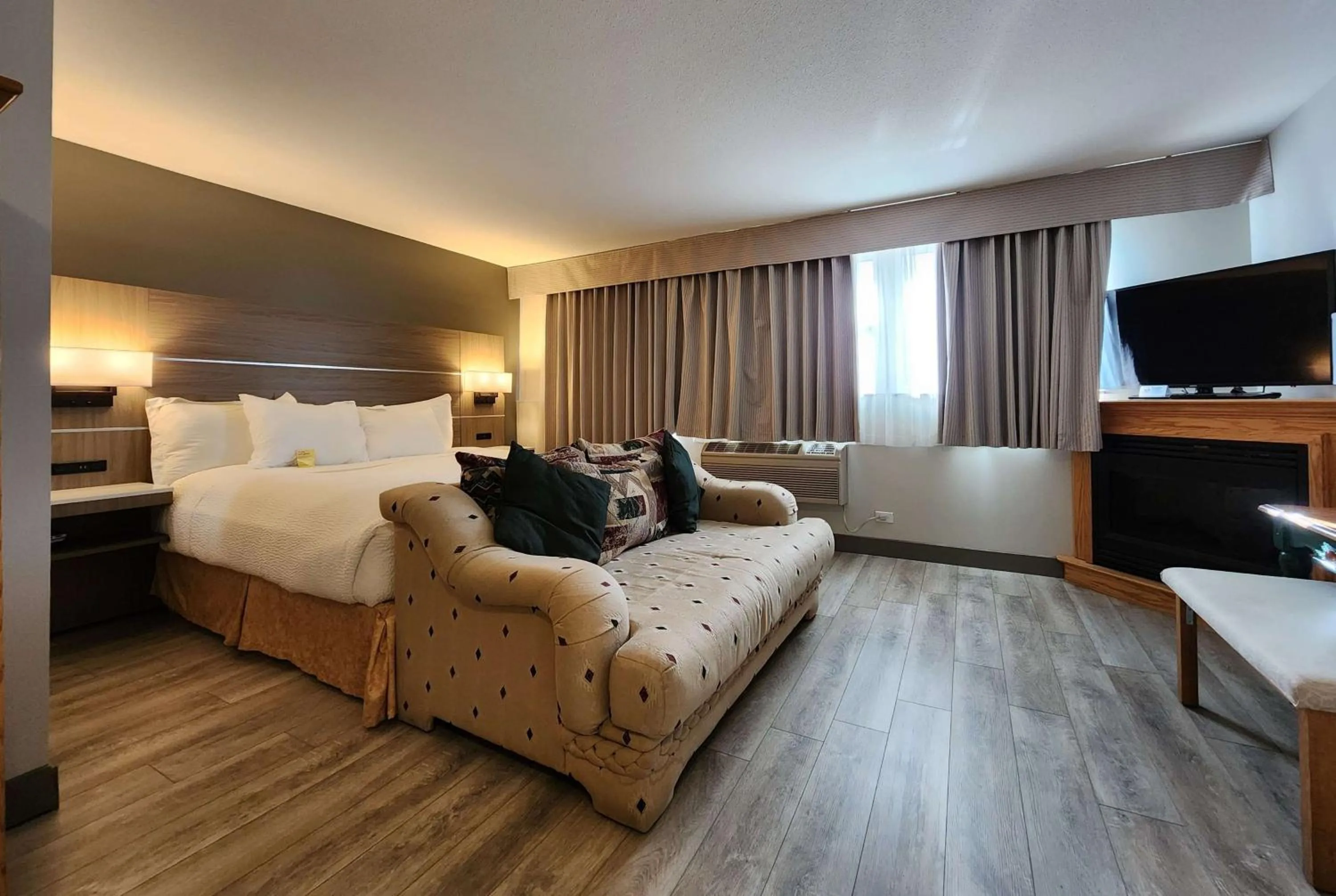 1 King Bed, Deluxe Studio Suite, Pool View, Non-Smoking in Days Inn by Wyndham Penticton Conference Centre
