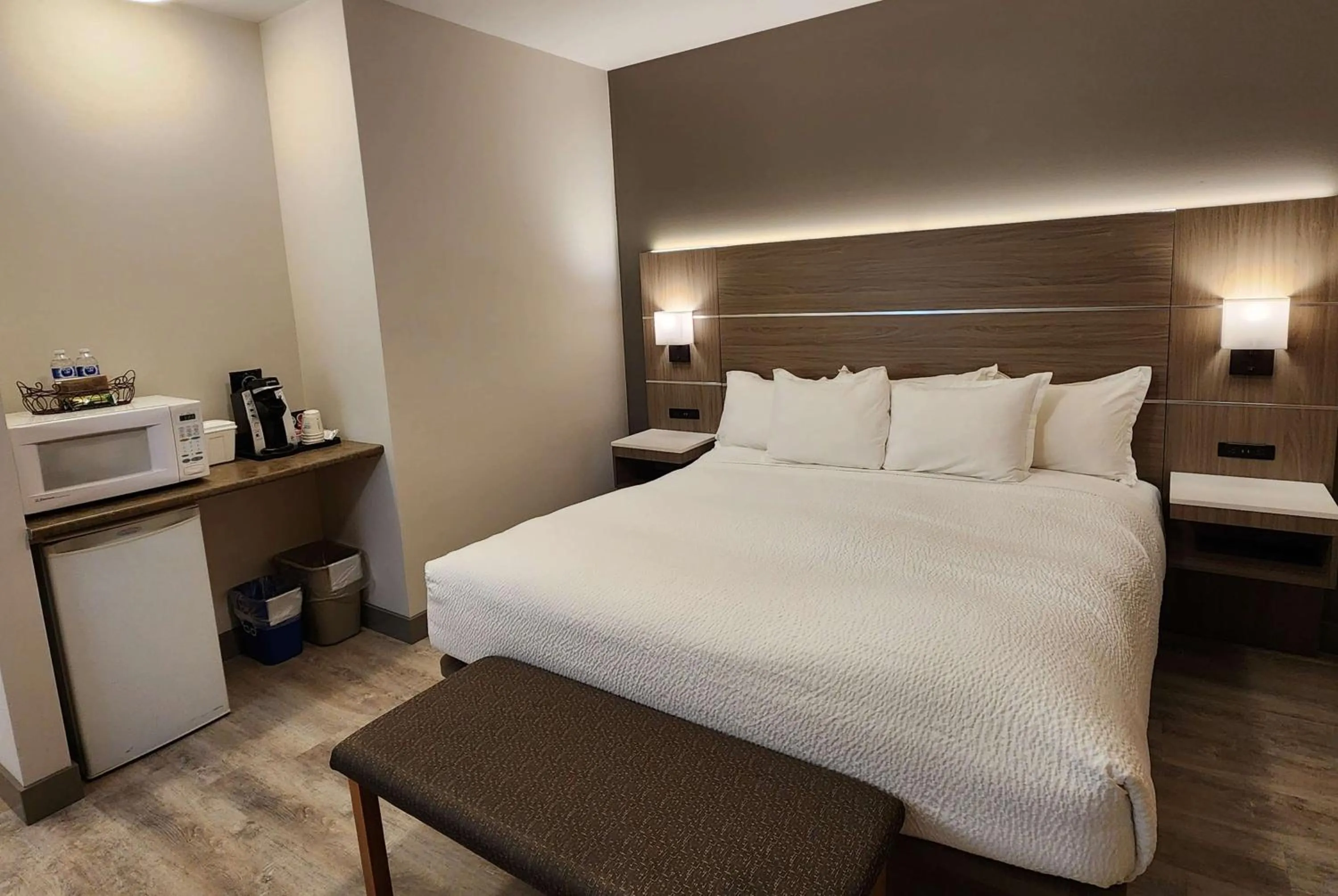 Business King Room - Non-Smoking in Days Inn by Wyndham Penticton Conference Centre