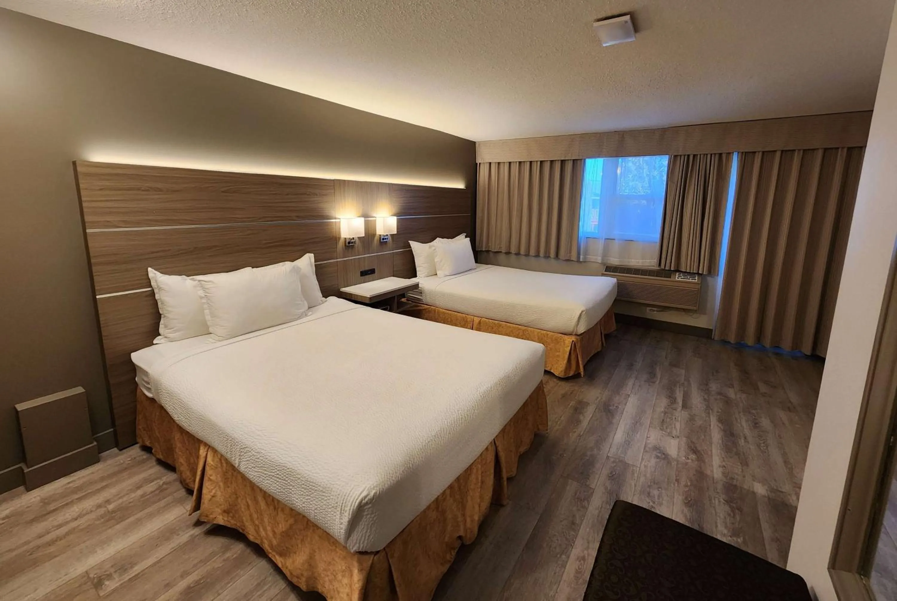 Deluxe Queen Room with Two Queen Beds - Non-Smoking in Days Inn by Wyndham Penticton Conference Centre