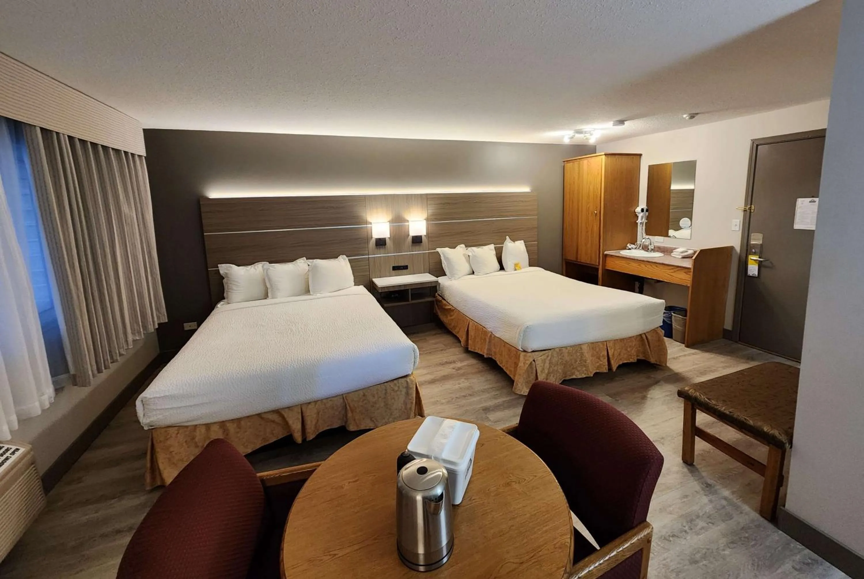 Deluxe Suite in Days Inn by Wyndham Penticton Conference Centre