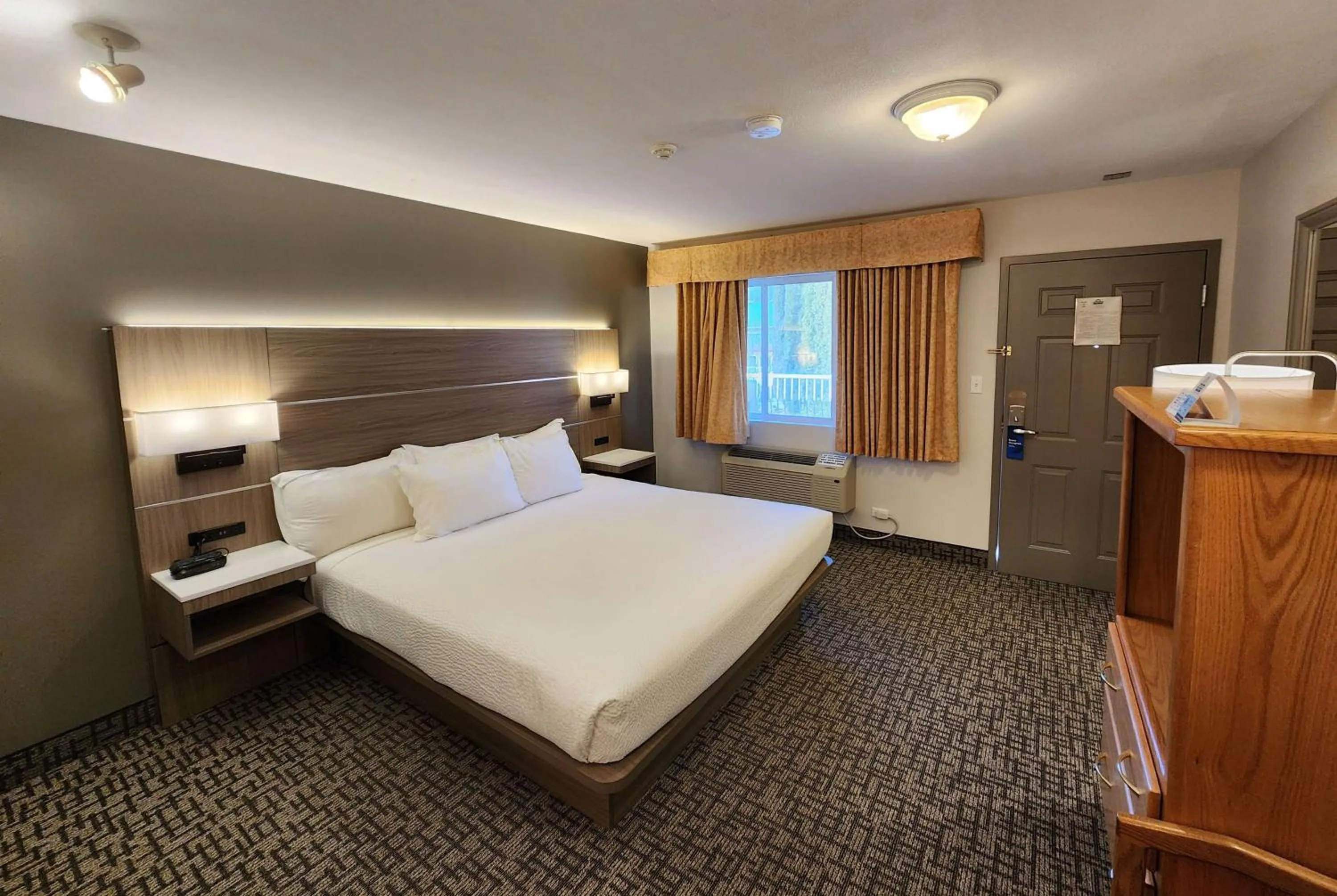 Deluxe King Room - Non-Smoking in Days Inn by Wyndham Penticton Conference Centre