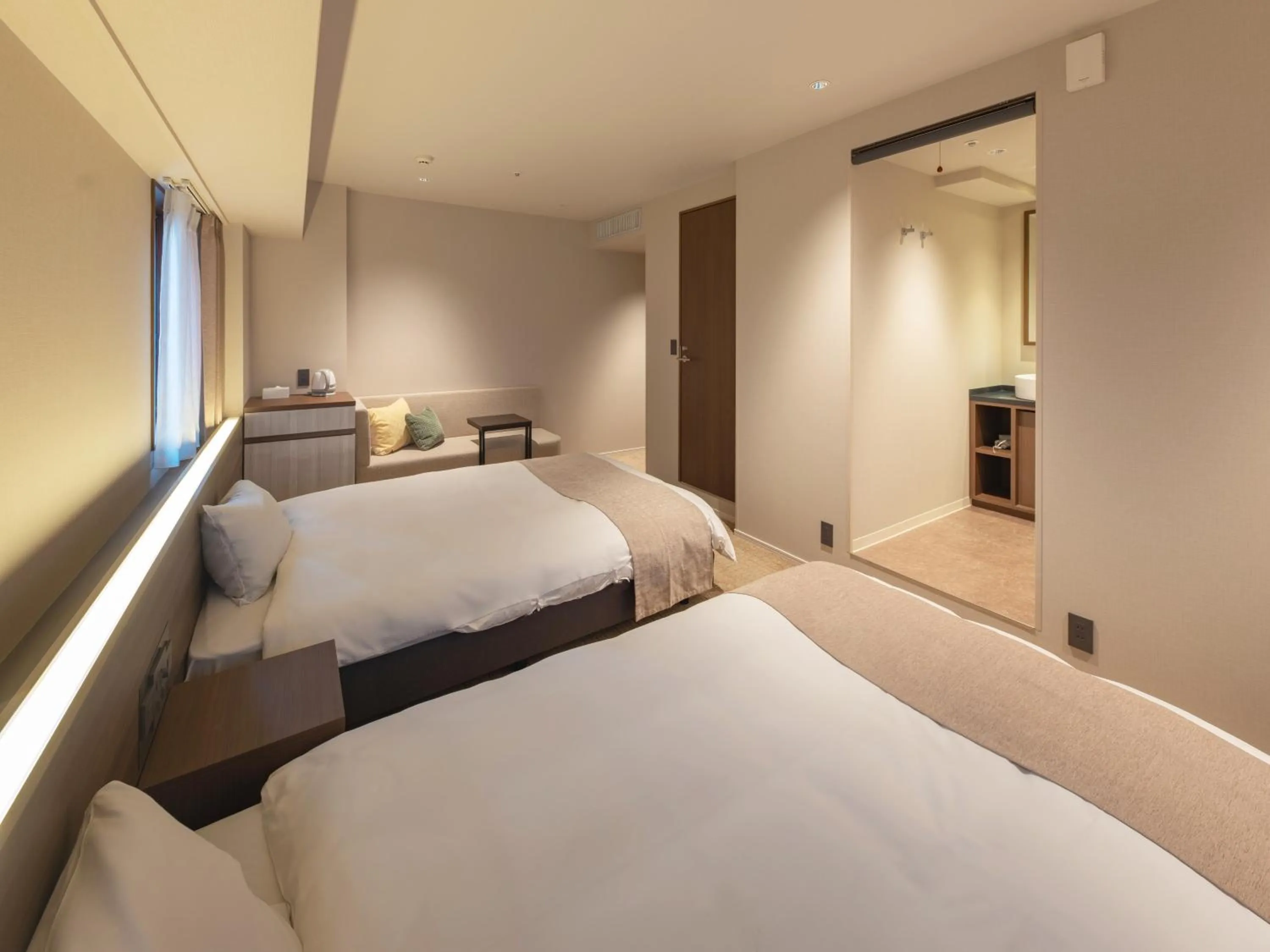 Deluxe Twin Room in New Osaka Hotel