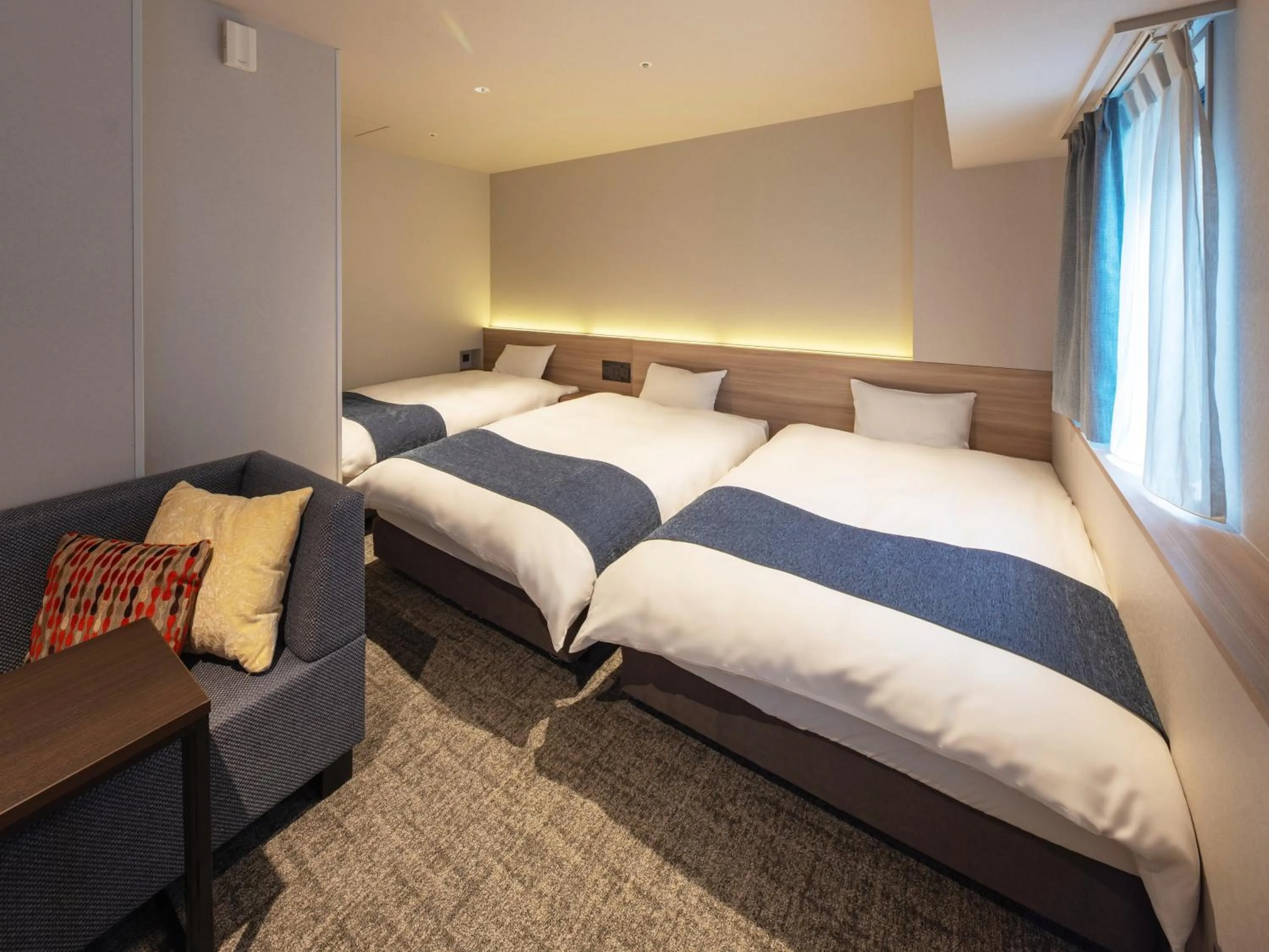 Triple Room with Shower in New Osaka Hotel