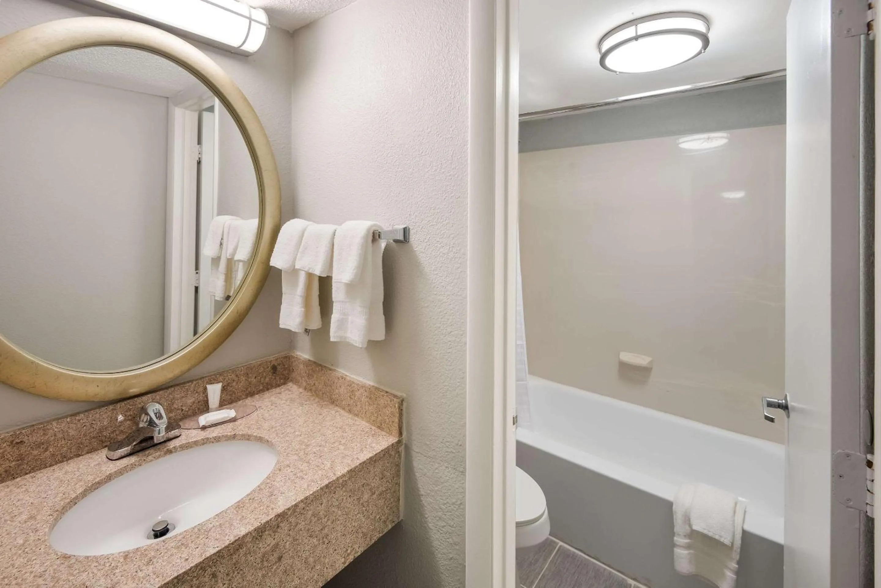 King Room - Non Smoking in Clarion Pointe Indianapolis Northeast