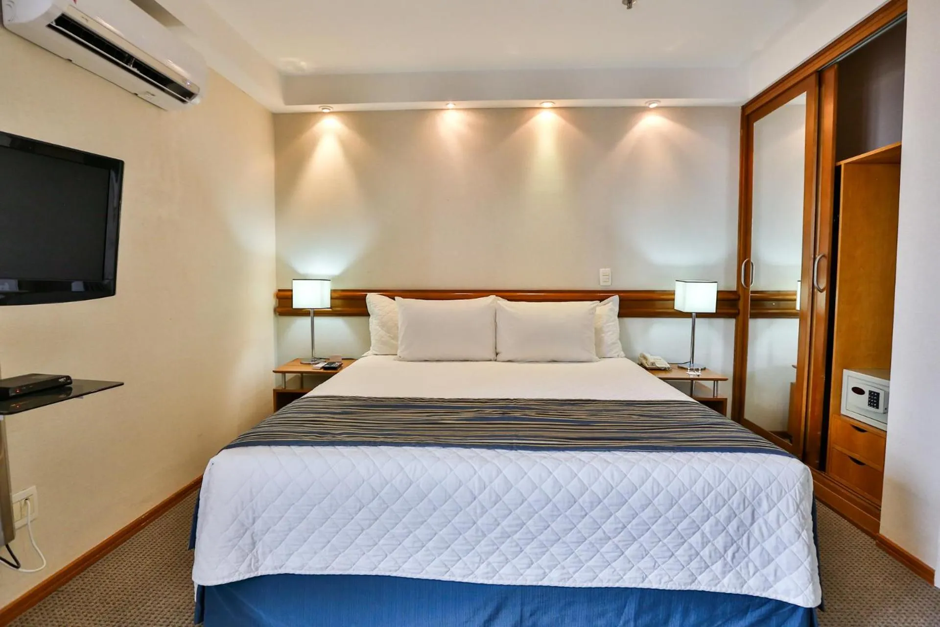 Superior King Suite - single occupancy in eSuites Sorocaba by Atlantica