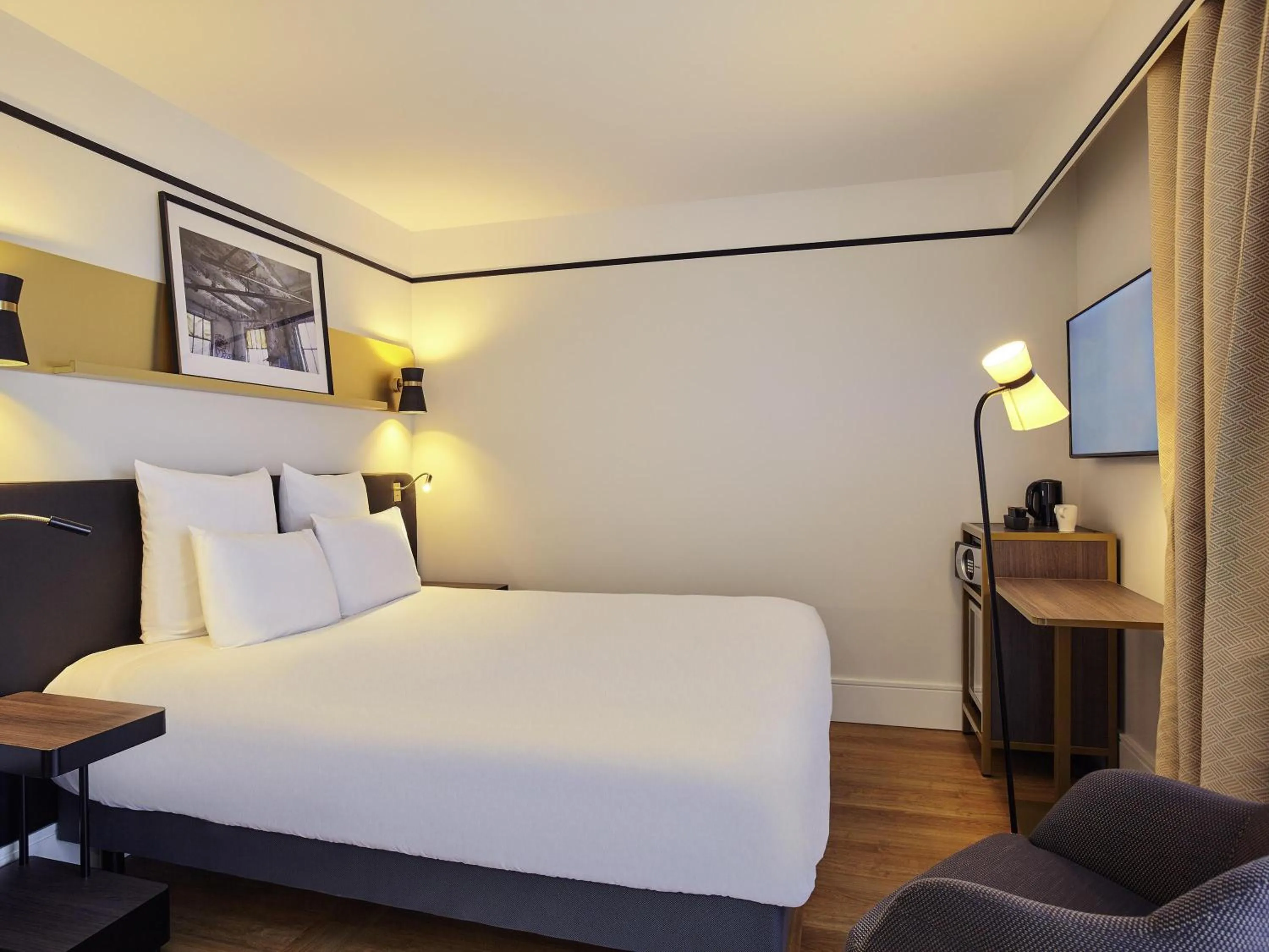 Superior Double Room with Balcony and Garden View in Mercure Paris Saint-Ouen