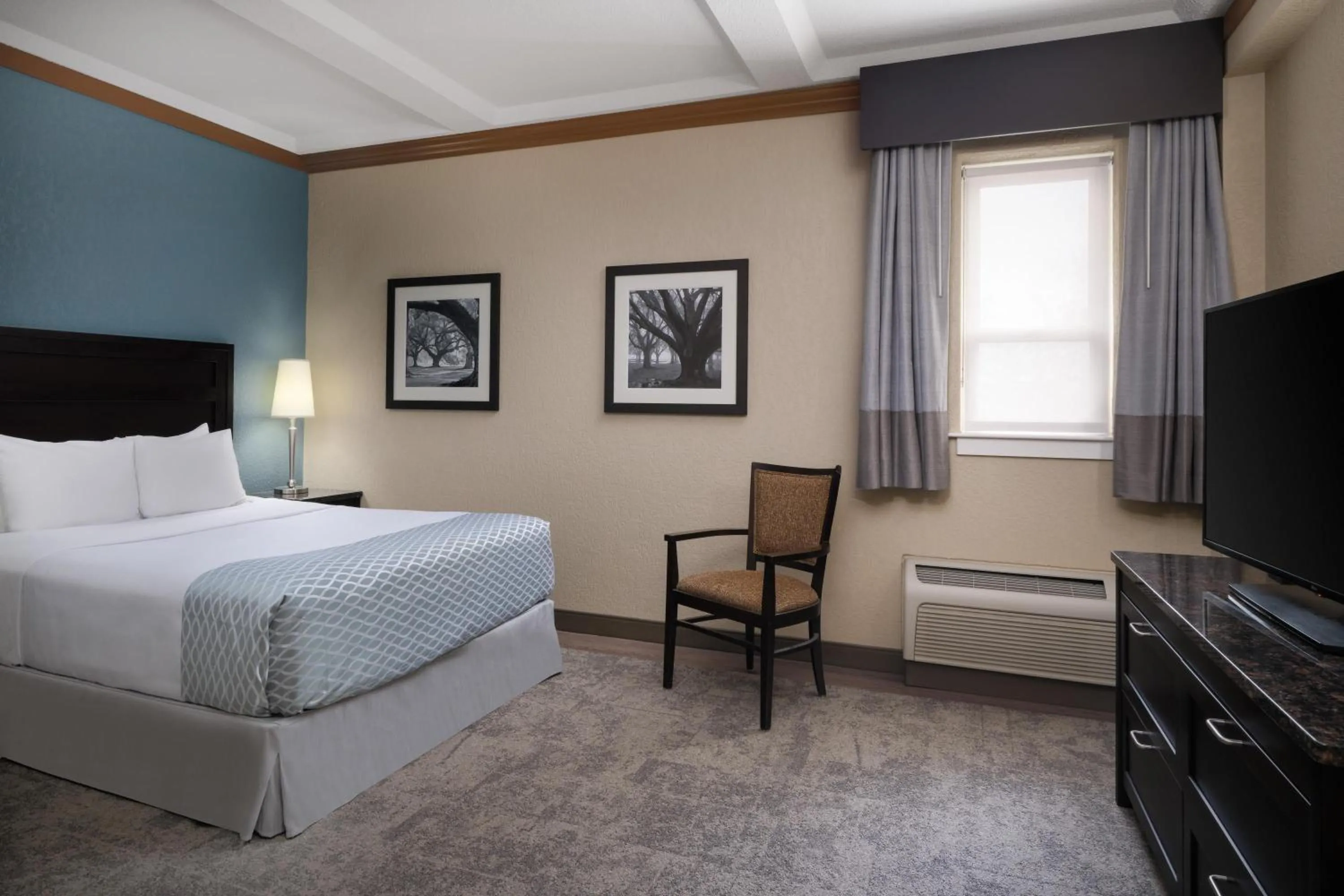 Queen Suite - Disability Access in Best Western Plus Kamloops Hotel