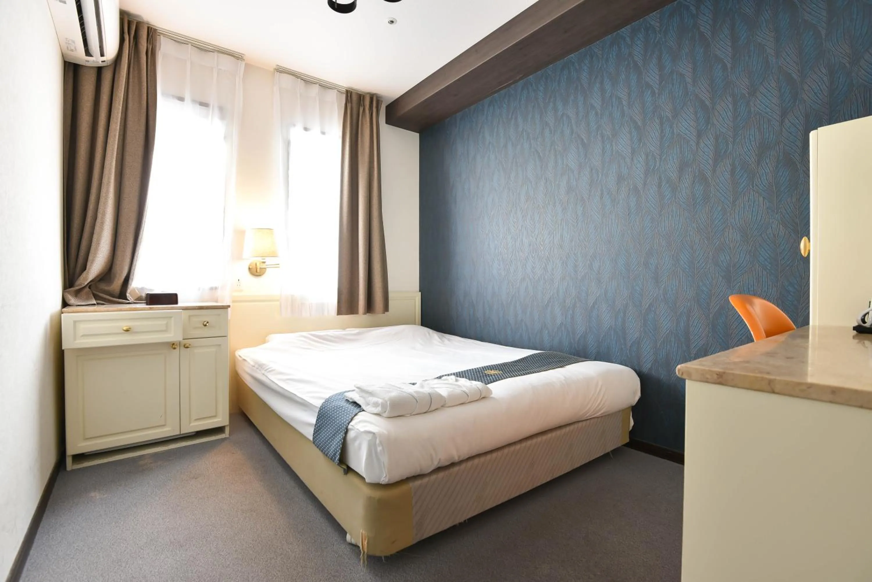 Queen Room - Smoking in New Osaka Hotel Shinsaibashi