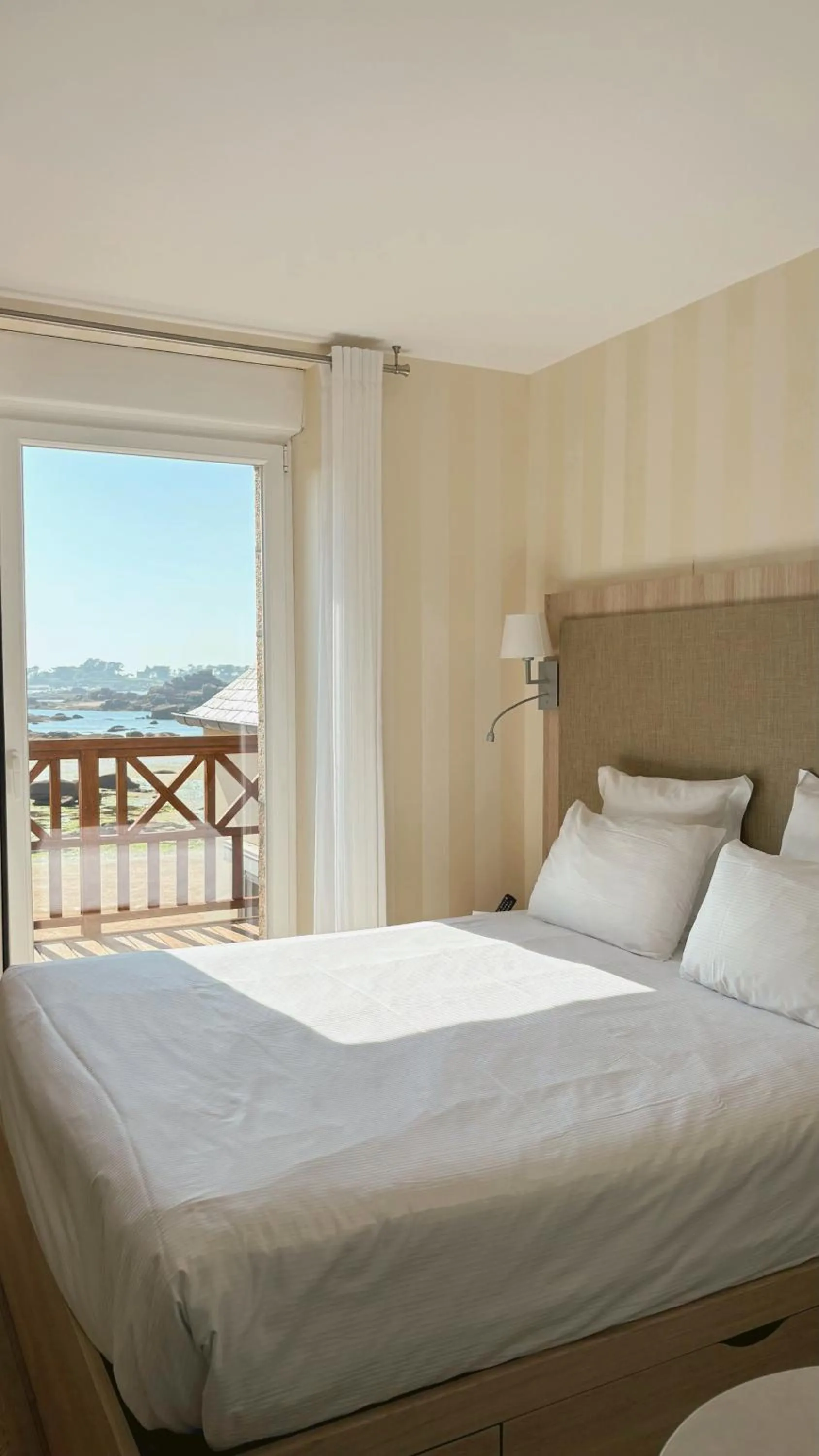 Superior Double Room with Sea View in Logis Hôtel Saint Guirec Et De La Plage