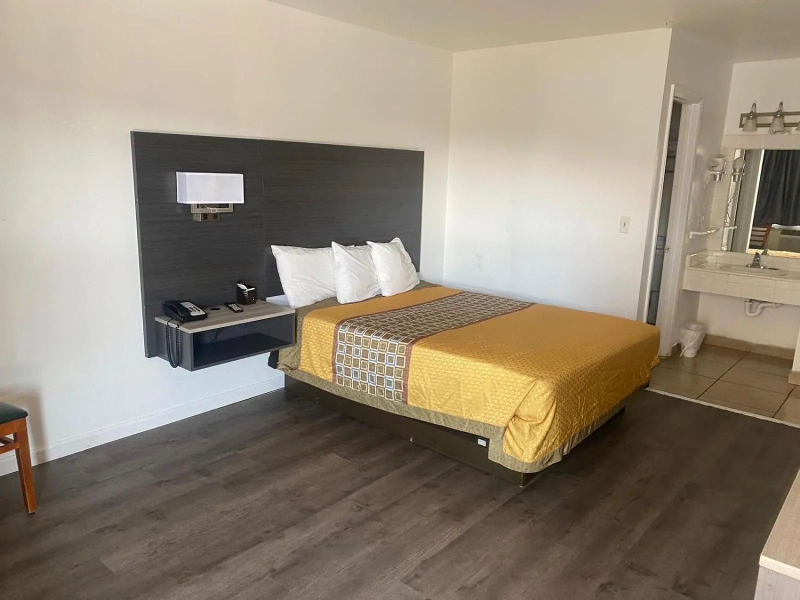 Standard Queen Bed - Non-Smoking in Windsor Inn Lake Havasu City