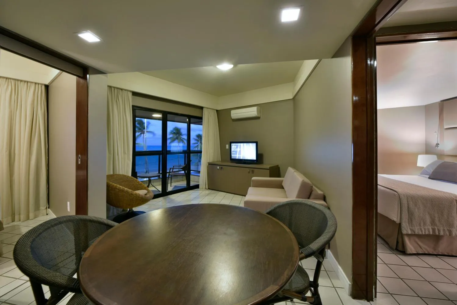 Master Suite with Balcony and Sea View in Hardman Praia Hotel