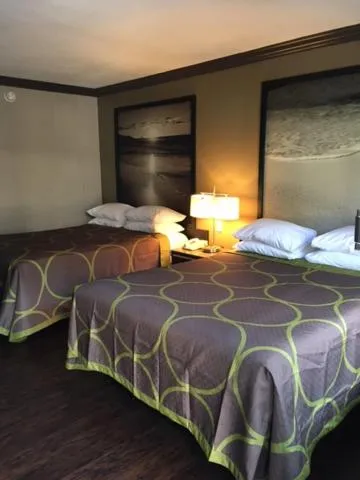 Queen Room with Two Queen Beds - single occupancy in Skyways Hotel