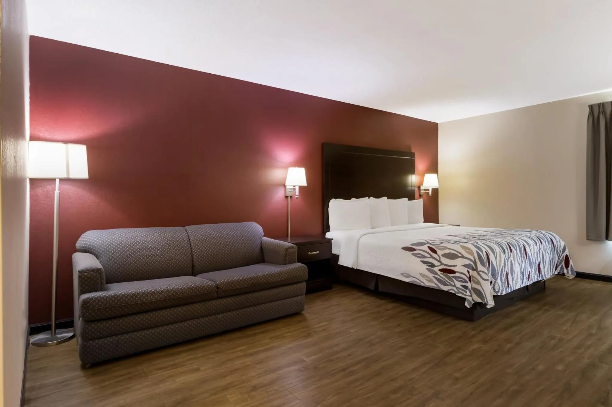 Superior King Room Non-Smoking in Red Roof Inn South Bend - Mishawaka