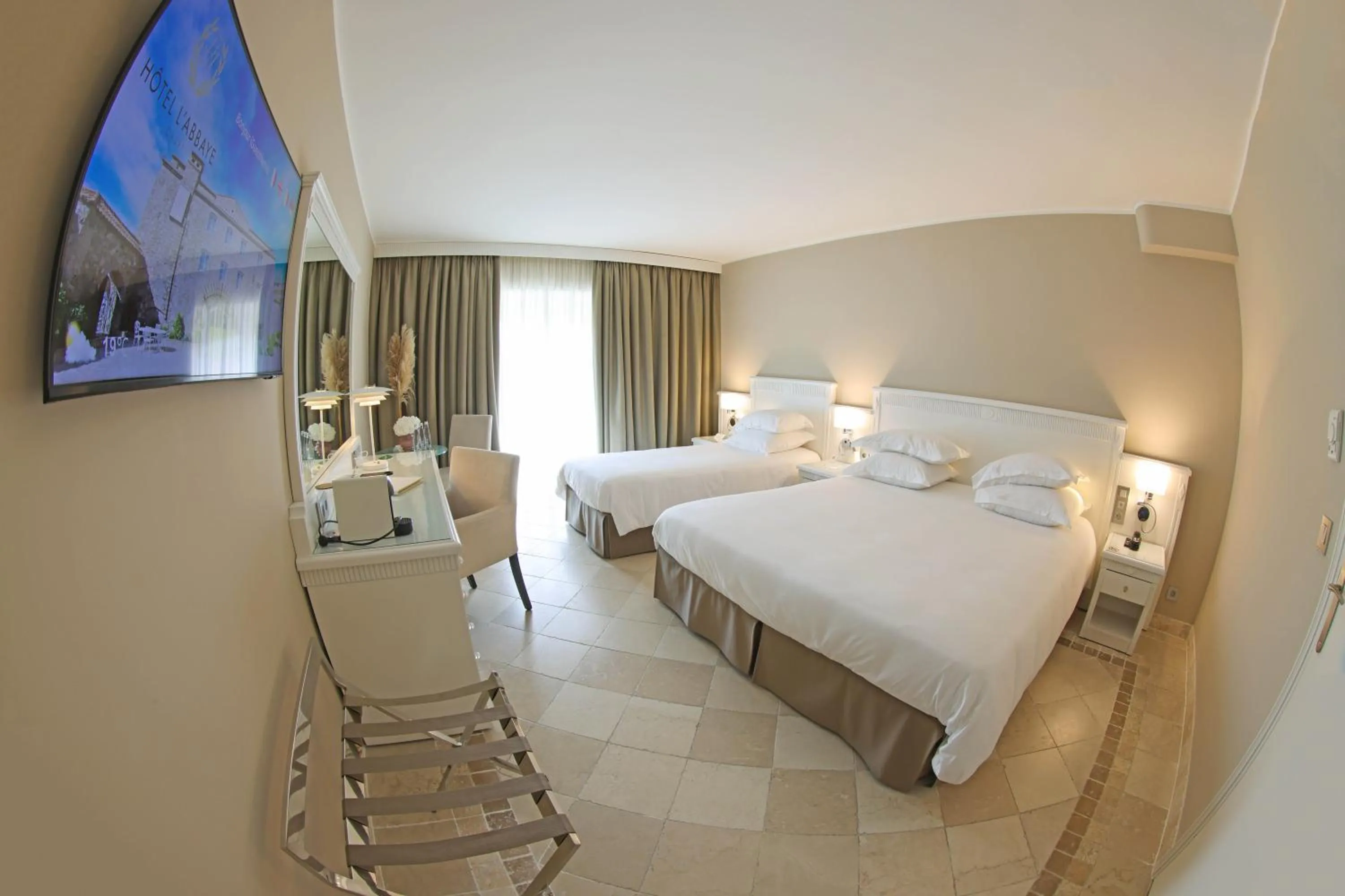 Deluxe Triple Room with Sea View in Hôtel L'Abbaye