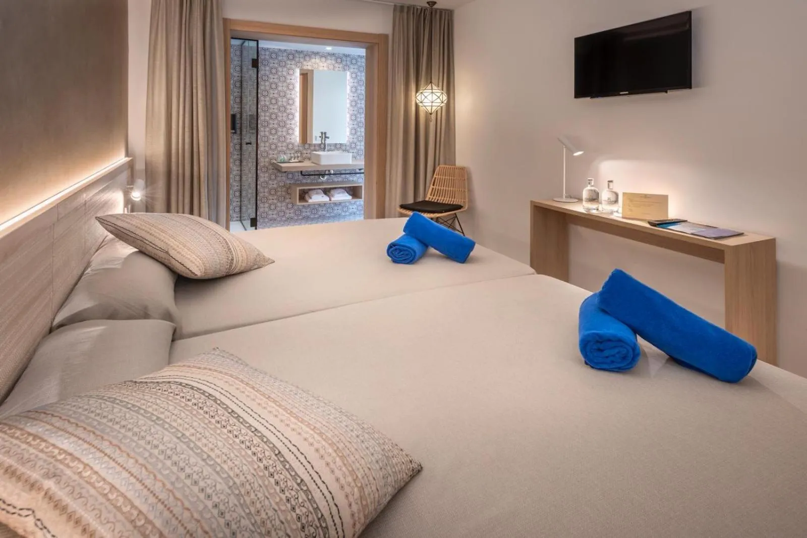 Premium Triple Room in Hotel Alhambra