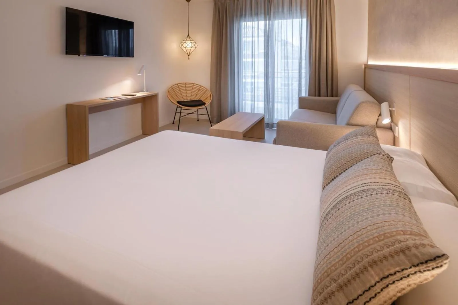 Family Suite (2 Adults + 1 Child) in Hotel Alhambra