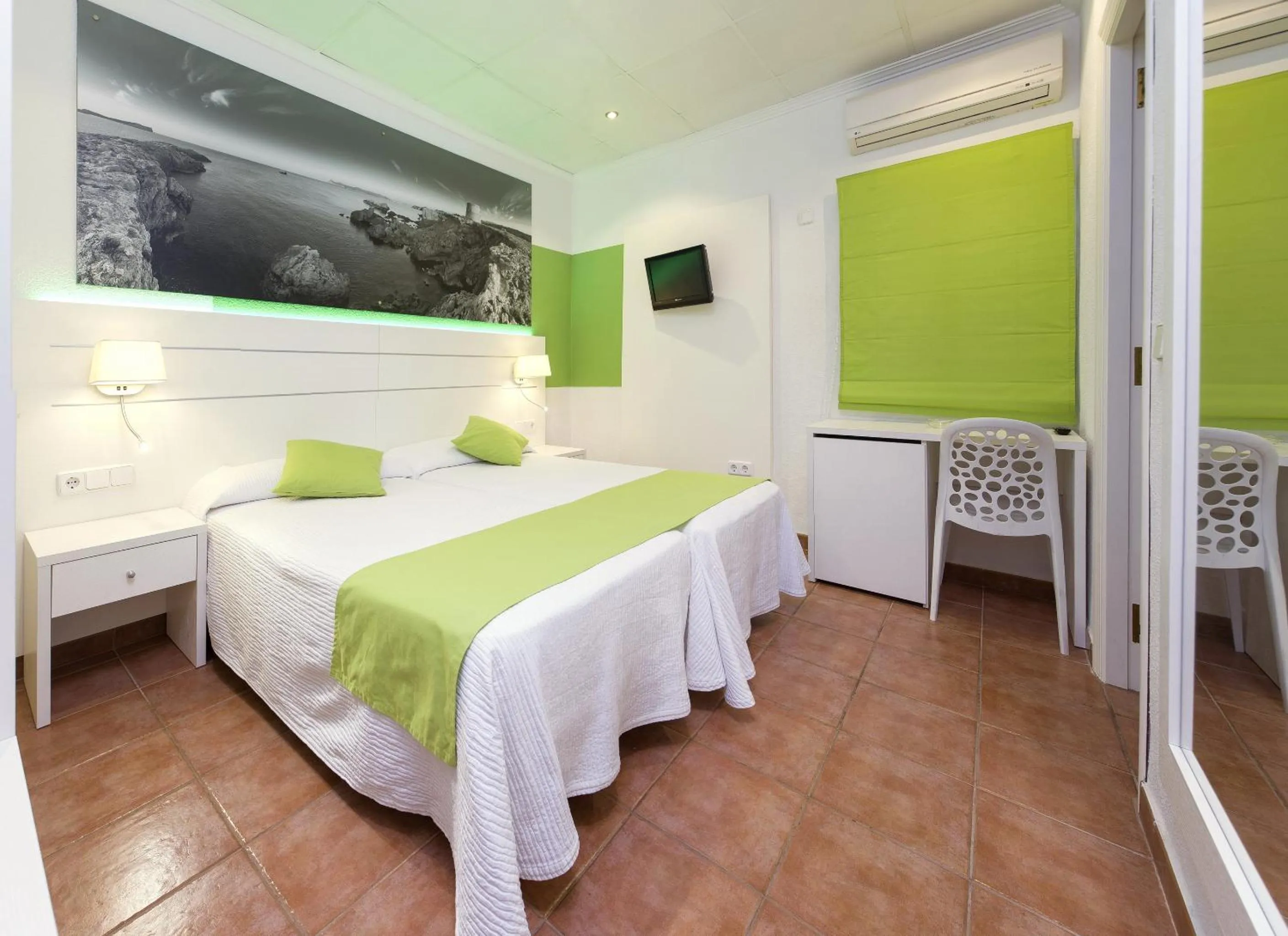 Twin Room in Hostal Adelino
