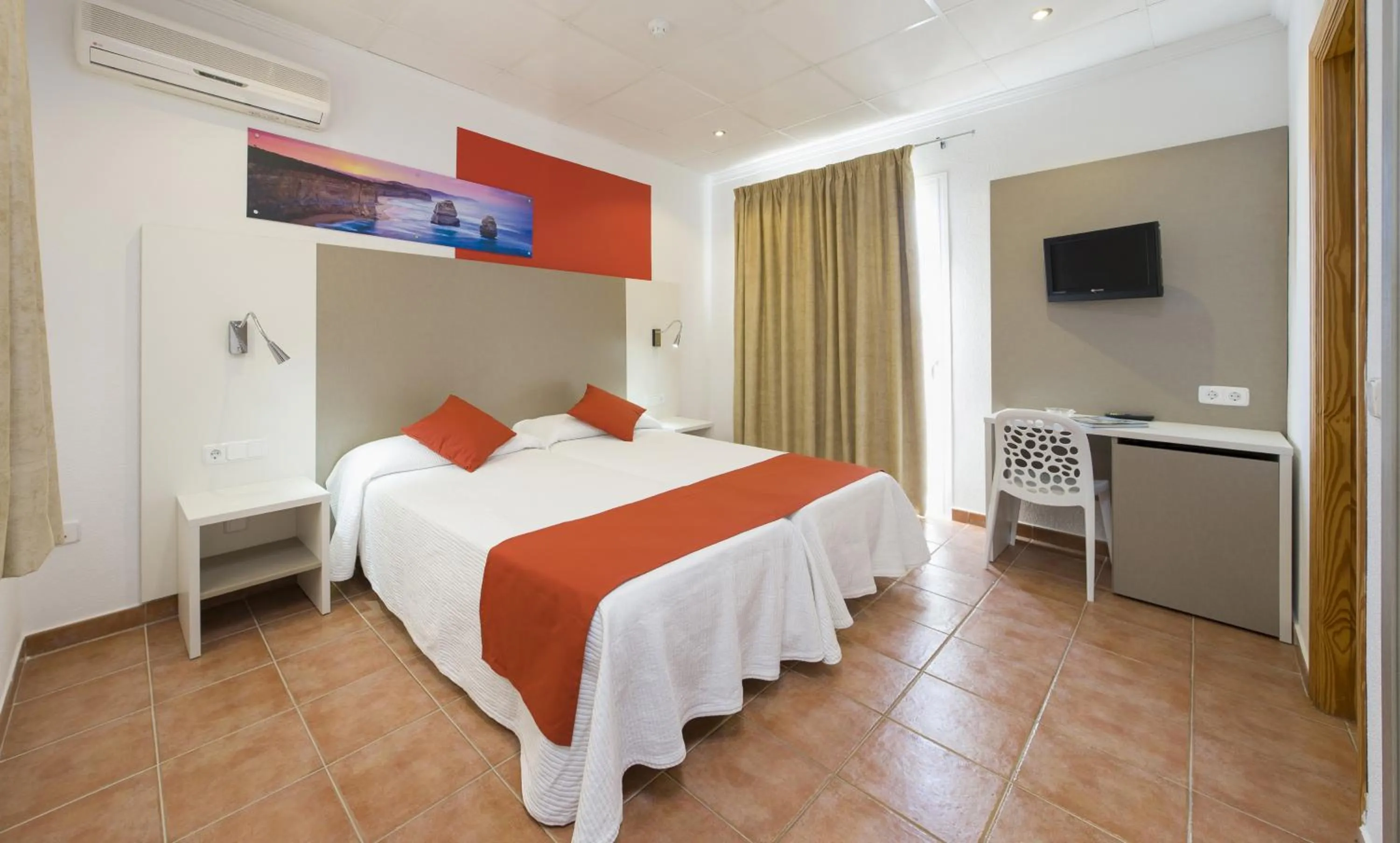 Twin Room with Balcony in Hostal Adelino