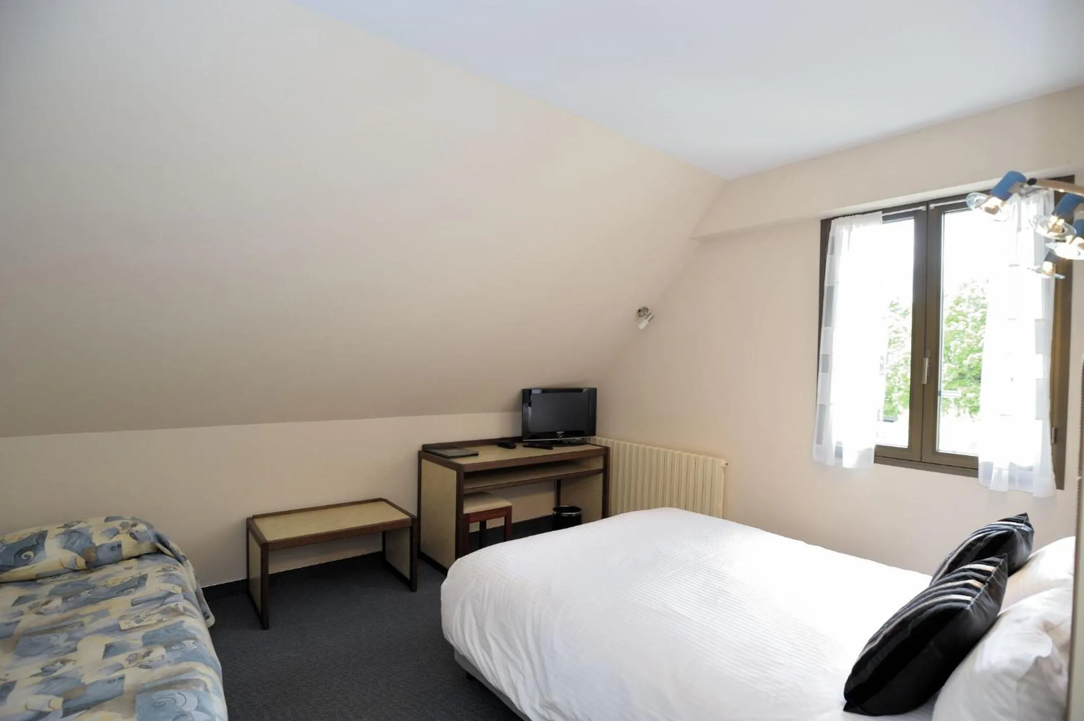 Triple Room in Hôtel Logis Le Relais De La Poste