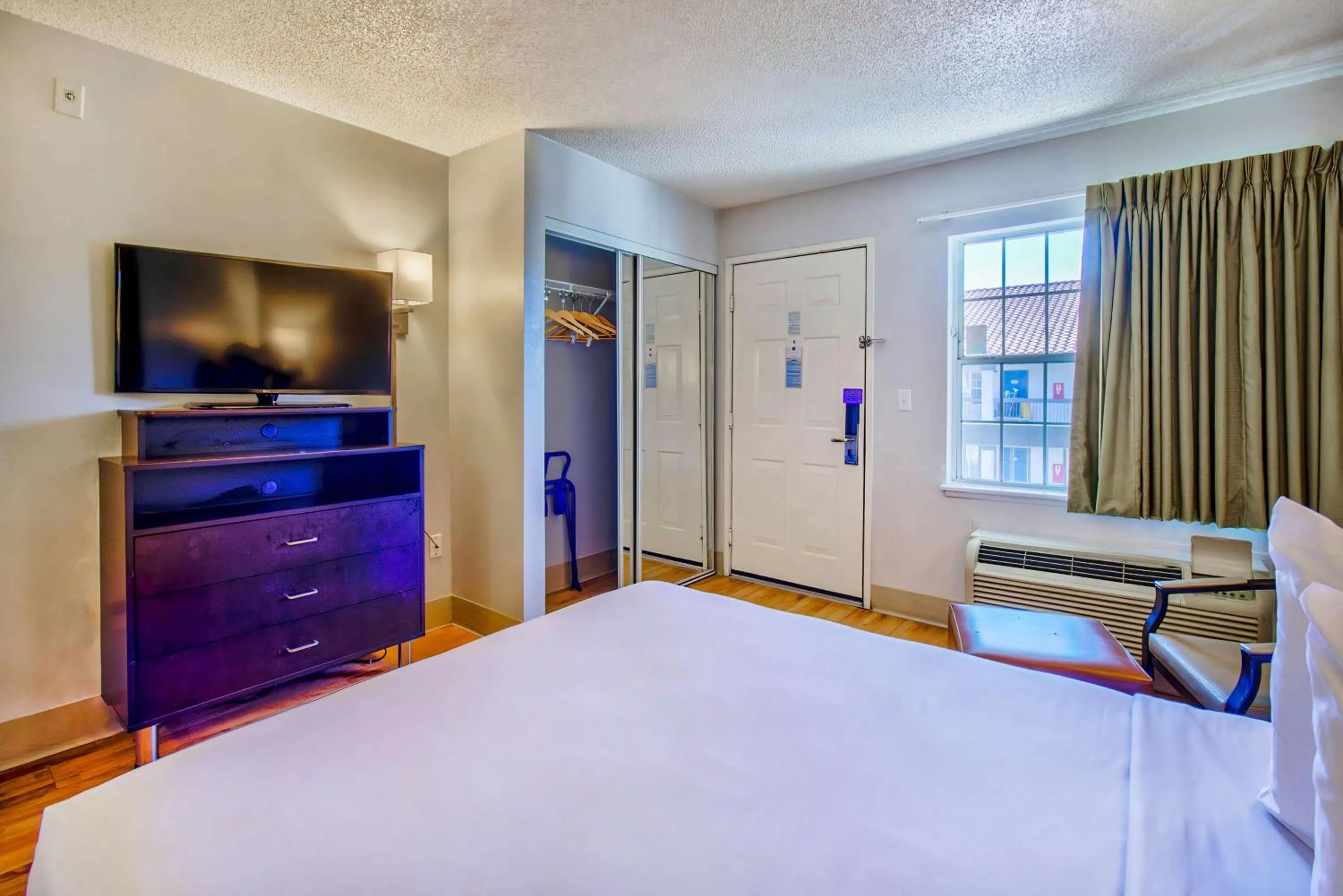 Quadruple Room - Disability Access - Non-Smoking in Studio 6-Phoenix, AZ - Deer Valley