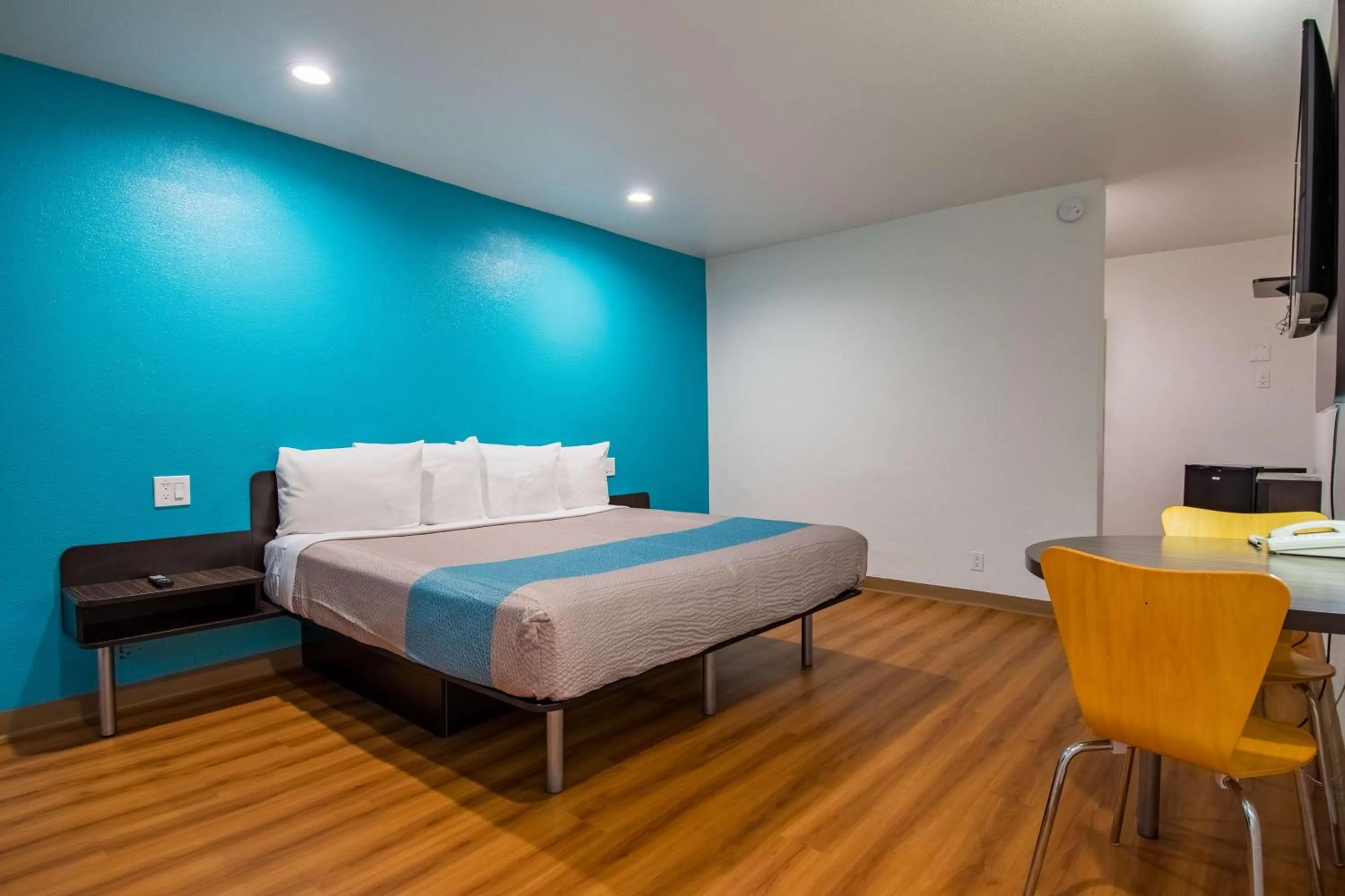 King Room with Spa Bath - Smoking in Motel 6-San Bernardino, CA - Downtown