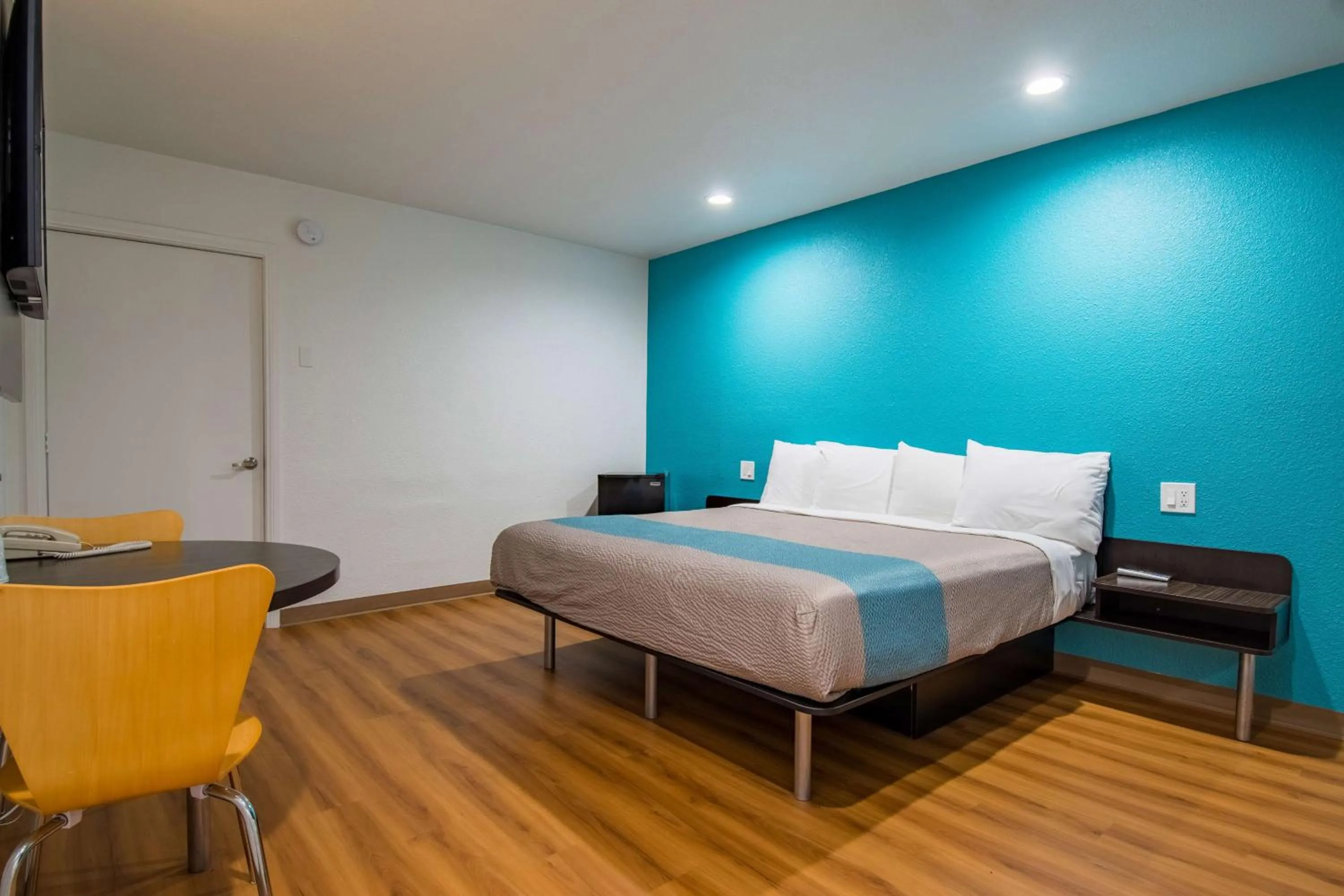 Deluxe King Room - Smoking in Motel 6-San Bernardino, CA - Downtown