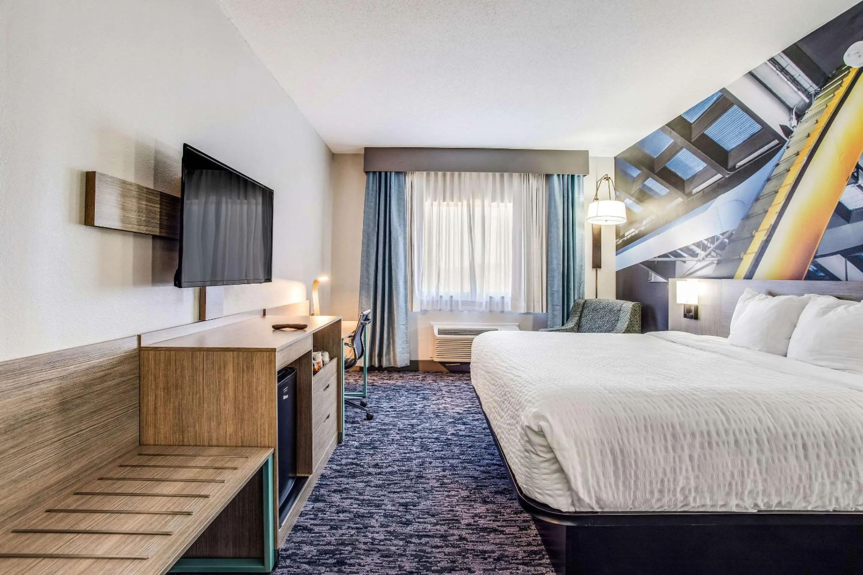 Standard King Room - Non-Smoking  in Clarion Pointe Franklin - Nashville Area