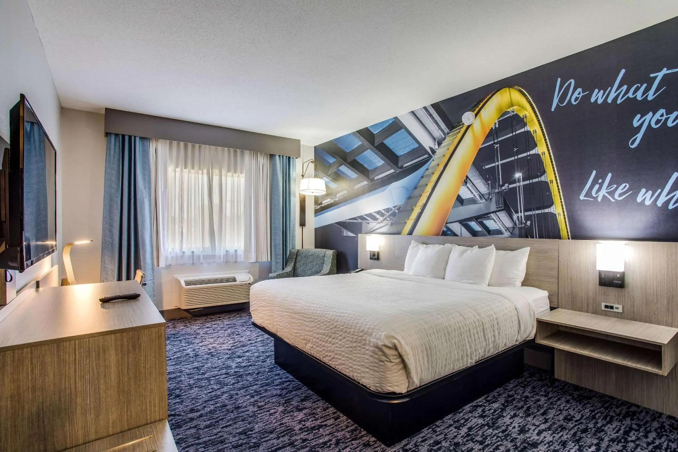 King Room with Roll-in Shower - Non-Smoking in Clarion Pointe Franklin - Nashville Area