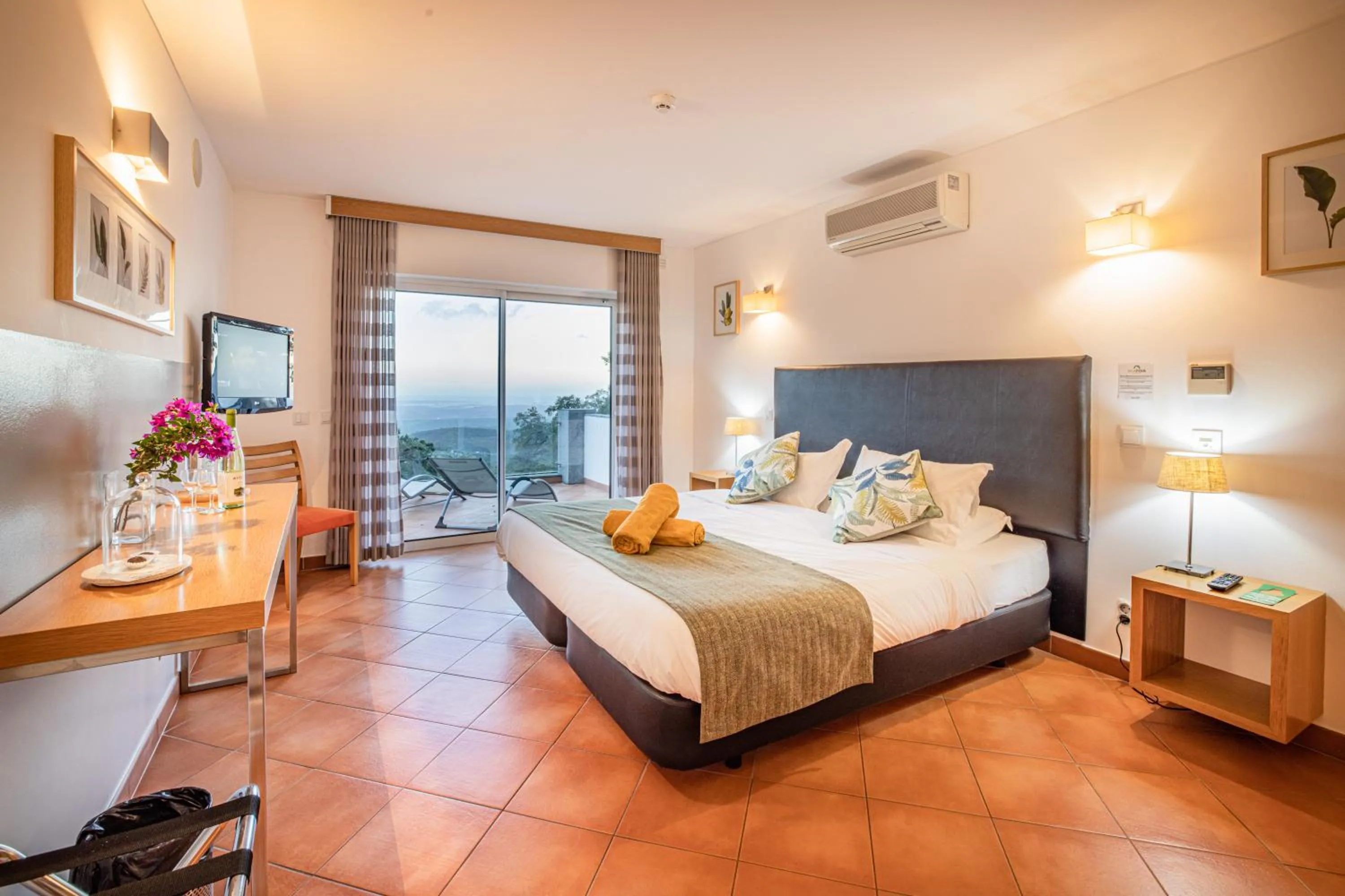 Double Room with Balcony and Panoramic View in Vilafoia