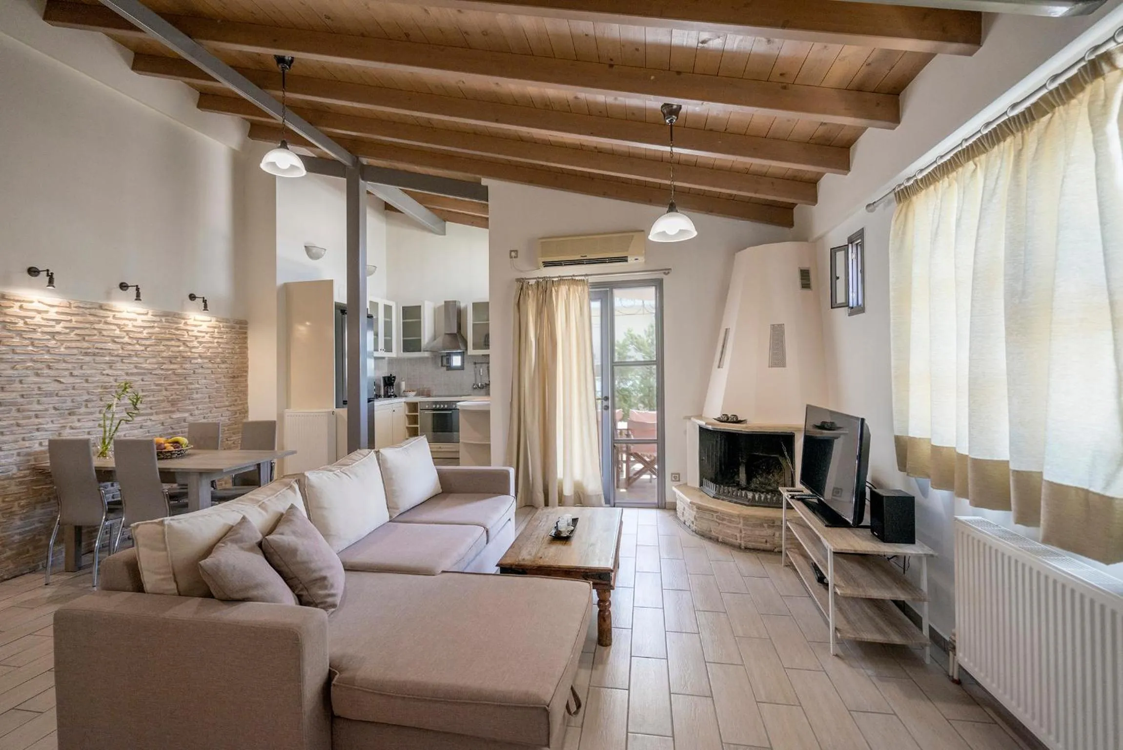 Apartment with Terrace in Valashouse