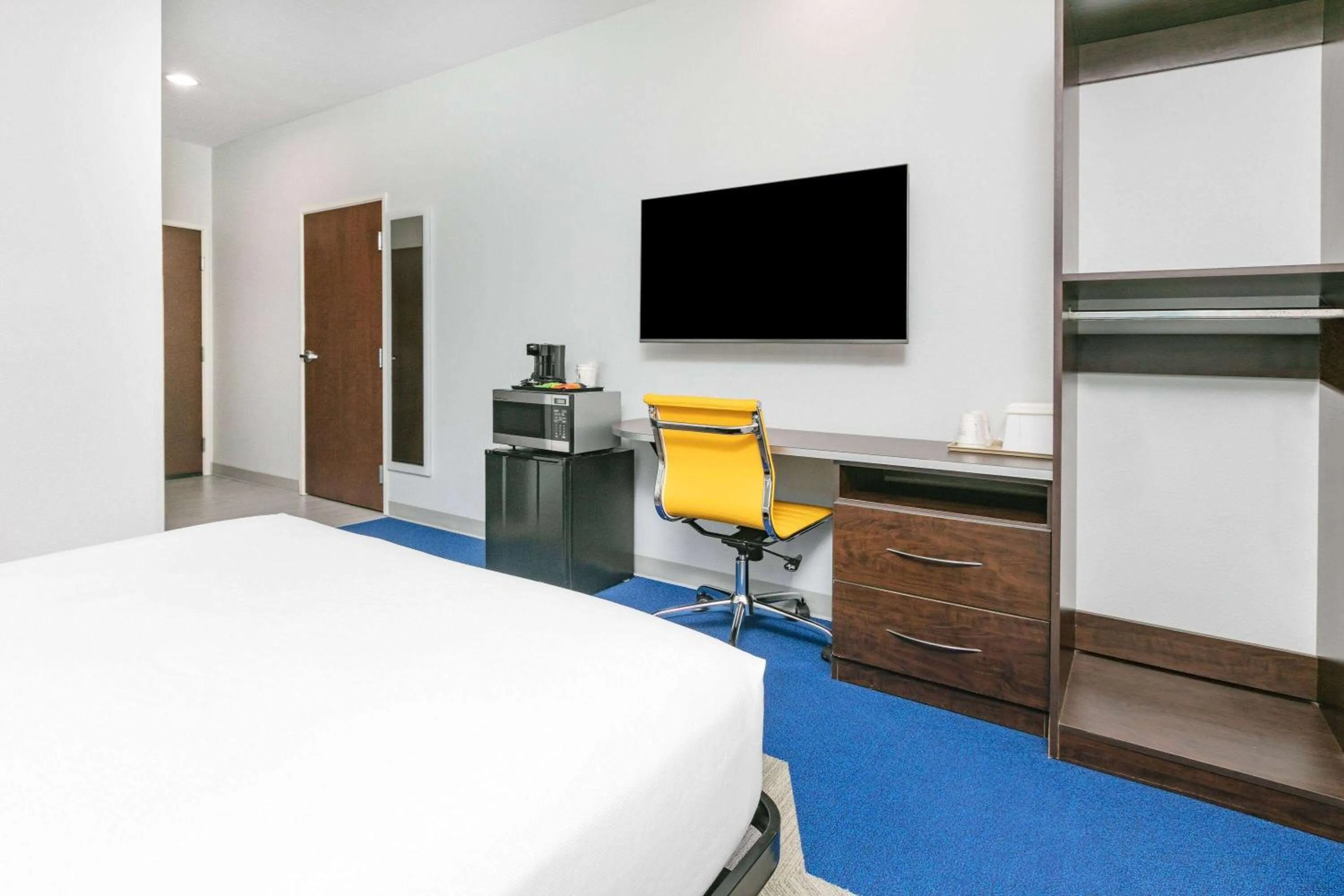 1 Queen Bed, Mobility/Heairing Accessible Room, Roll-In Shower, Non-Smoking in Microtel Inn & Suites by Wyndham Austin Airport