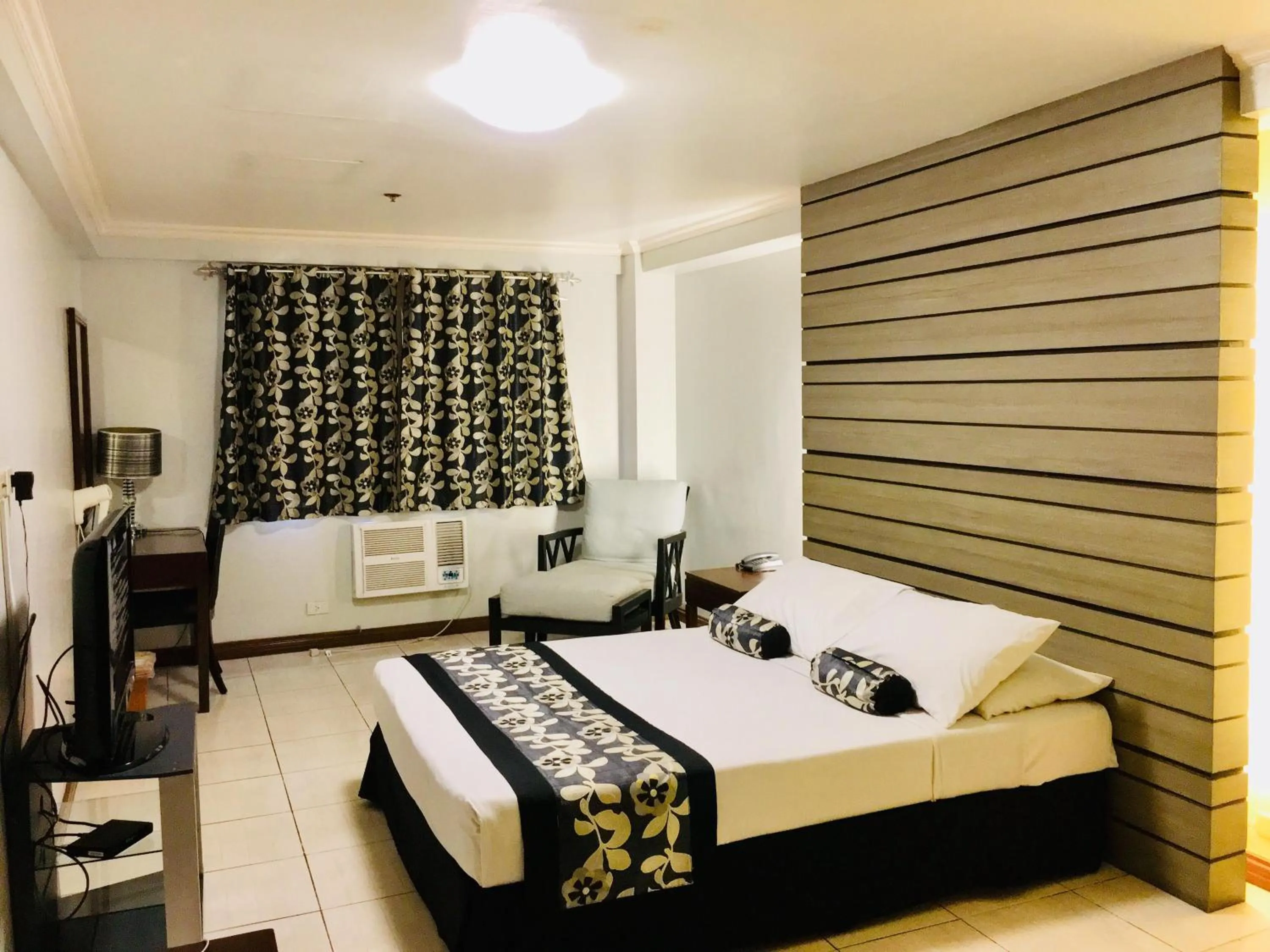 Deluxe Room in Jupiter Suites