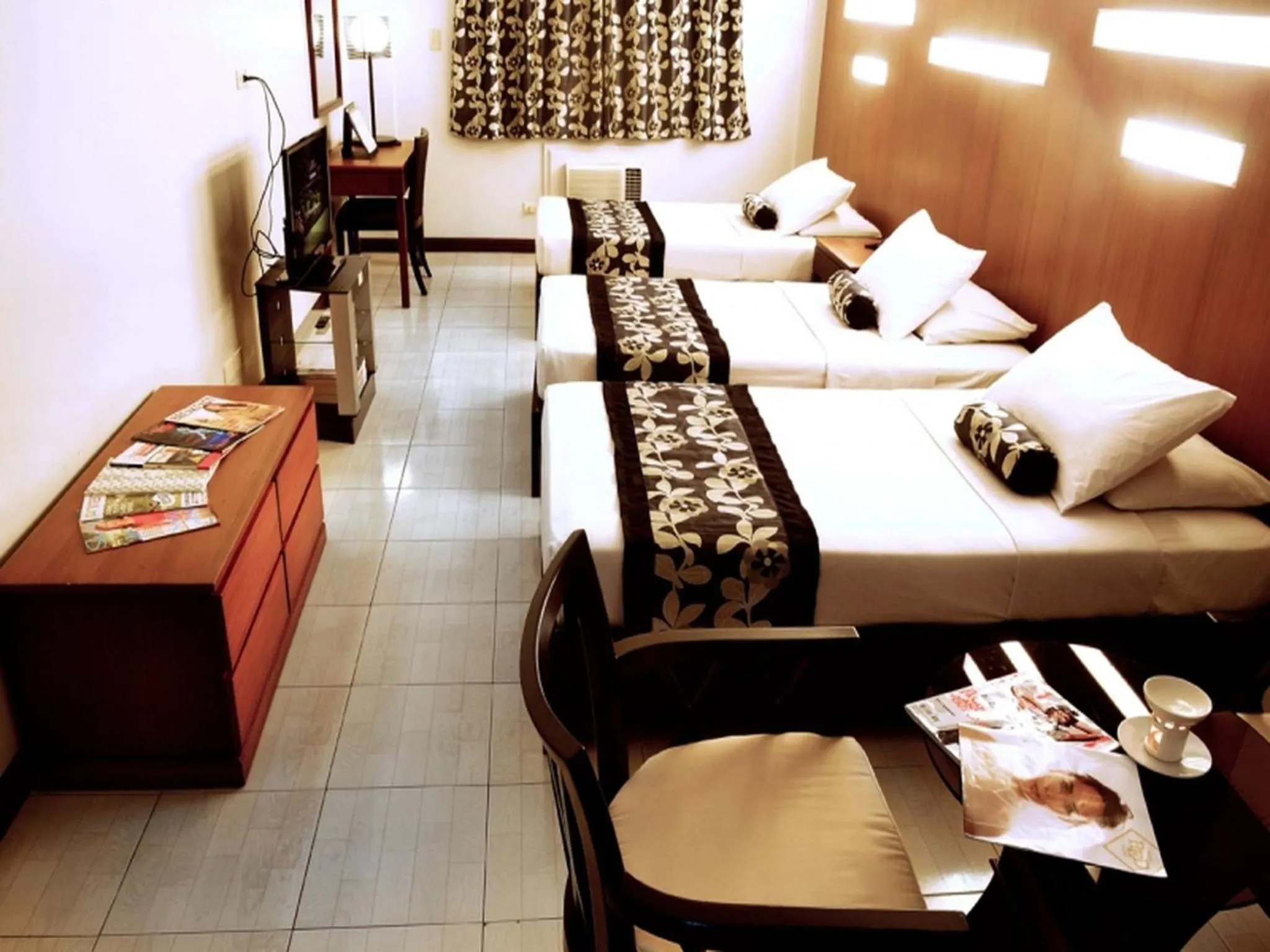 Standard Triple Room in Jupiter Suites