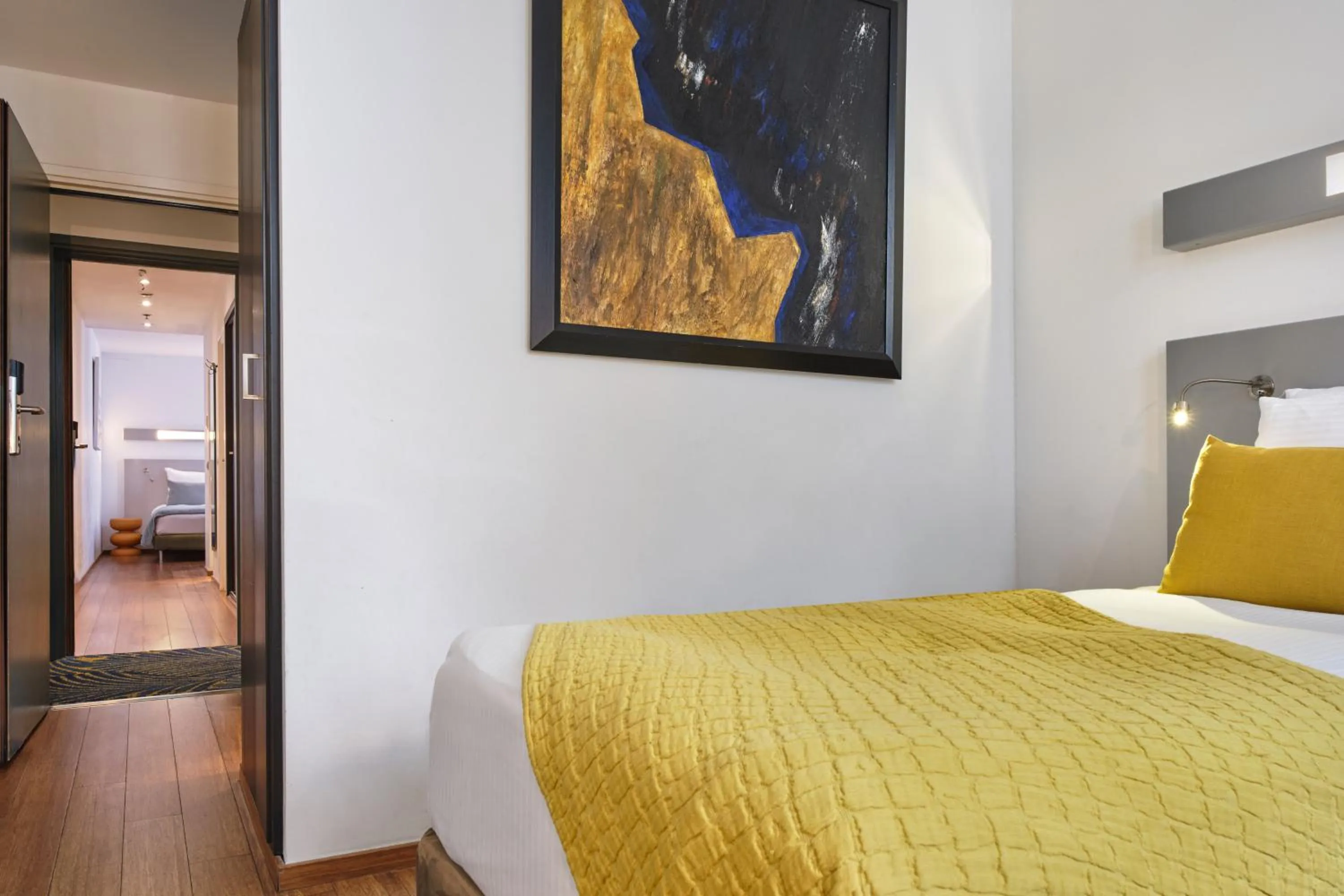 Family Room in Hôtel Aqua by HappyCulture