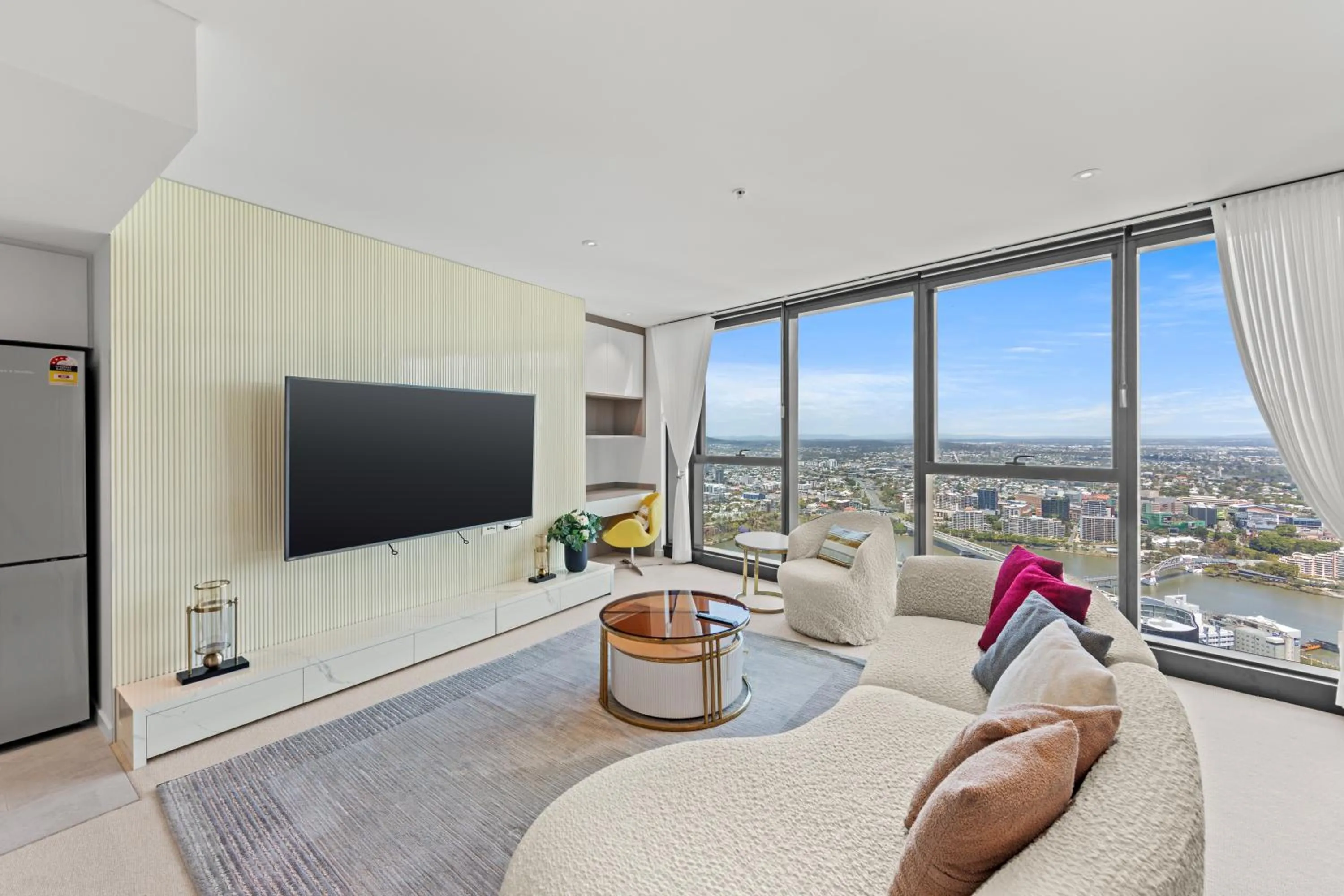 Three-Bedroom Two Bathroom Sky High River View Deluxe Apartment in Brisbane Skytower by CLLIX
