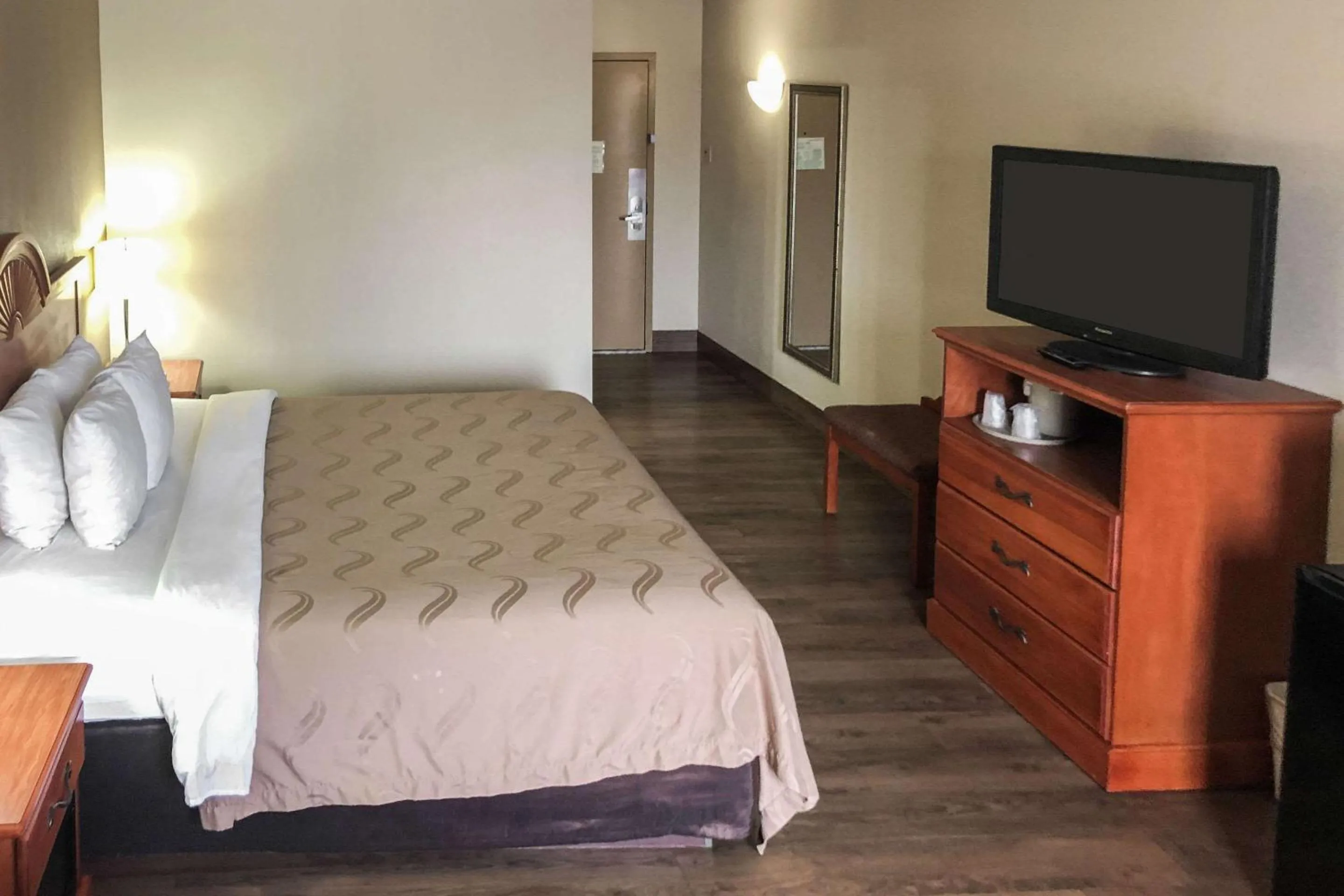 King Room in Quality Inn Near Joint Base Andrews-Washington Area