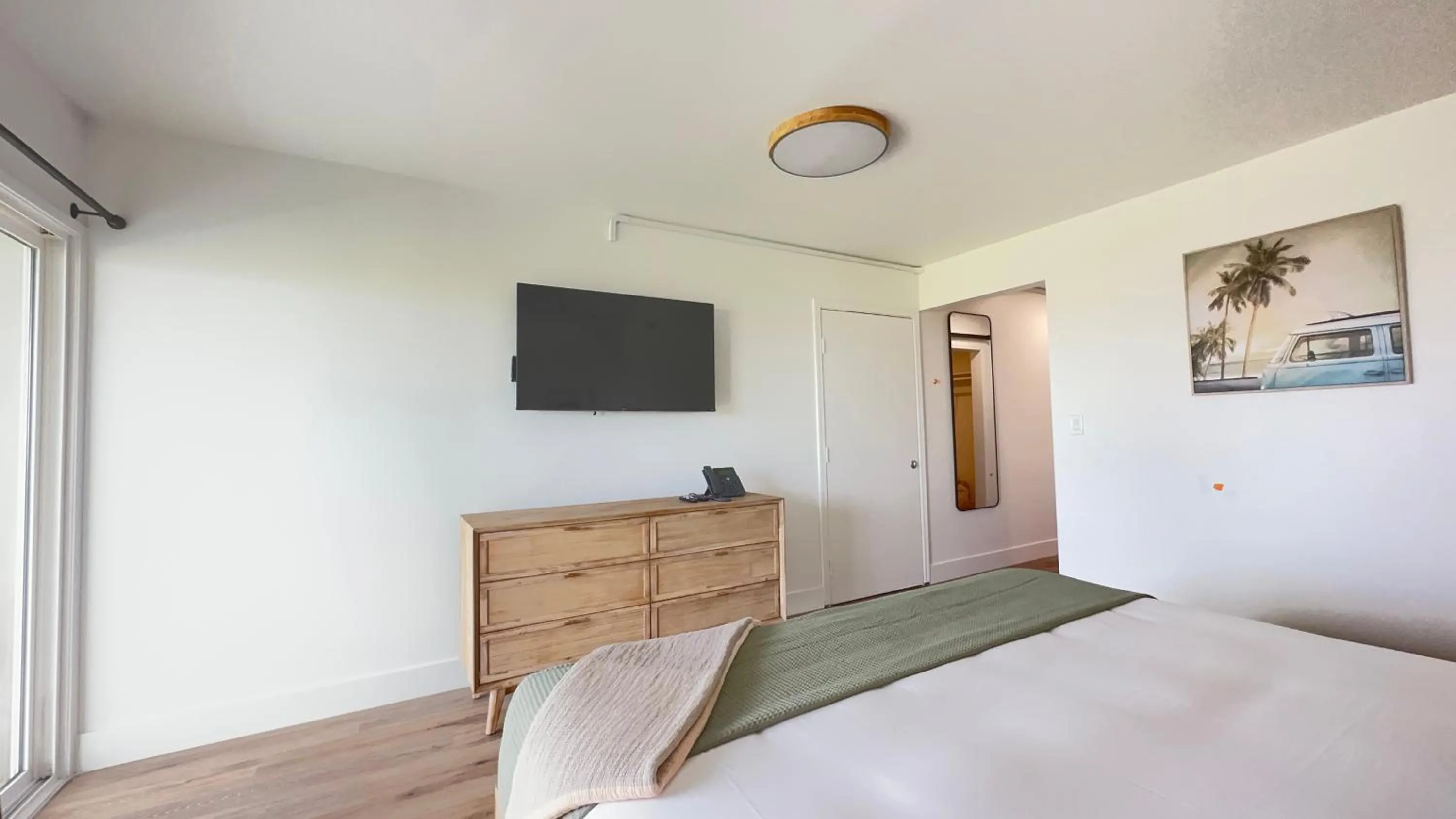 Deluxe King Room in Ocean Villa Inn