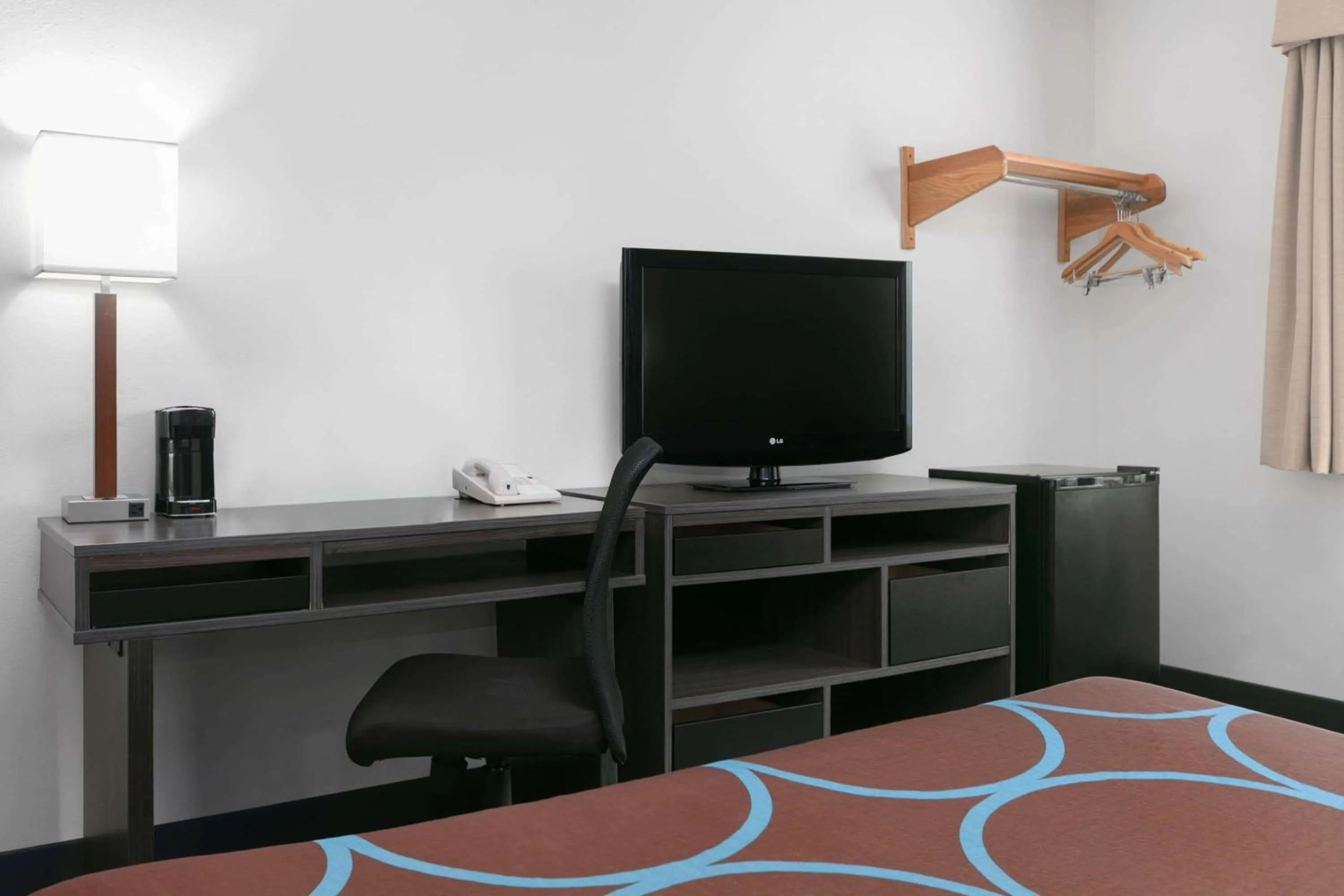 Queen Room with Bath Tub - Mobility/Hearing Accessible - Non-Smoking in Super 8 by Wyndham Grapevine/DFW Airport Northwest