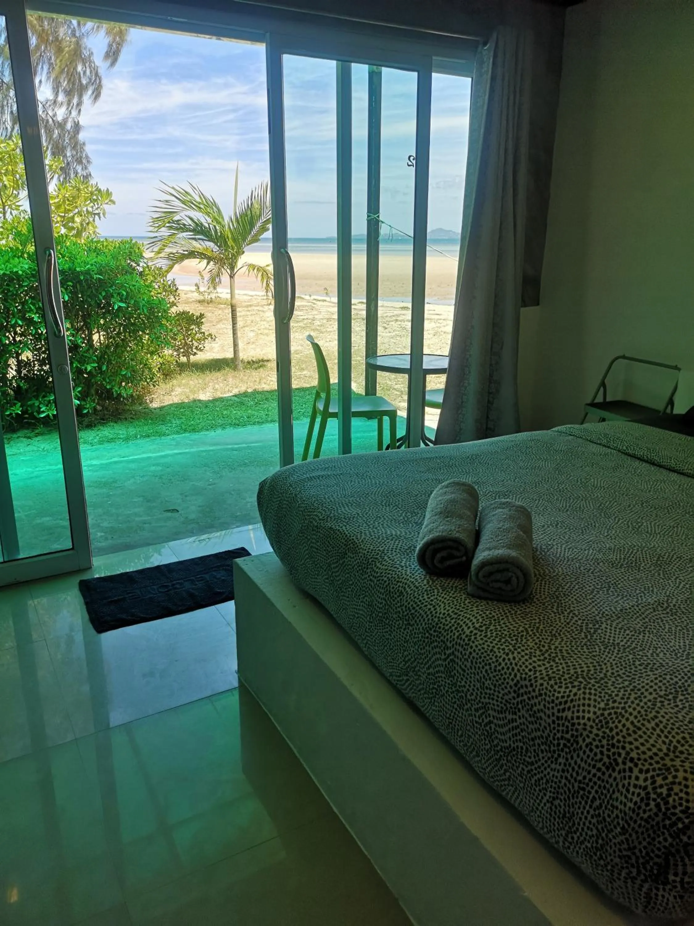 Beachside Bungalow in SeaEsta Beach