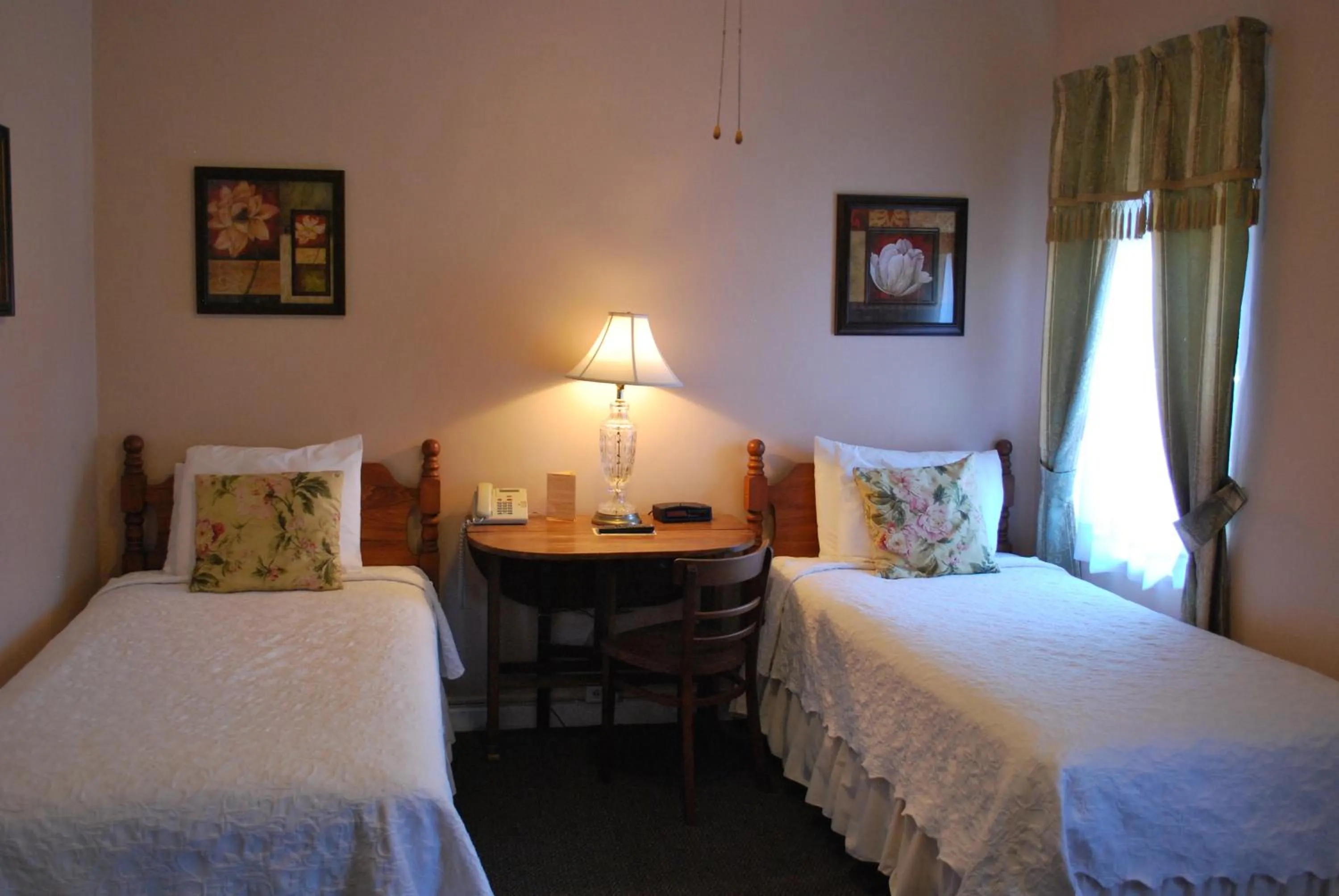 Standard Twin Room in The Inn On Third