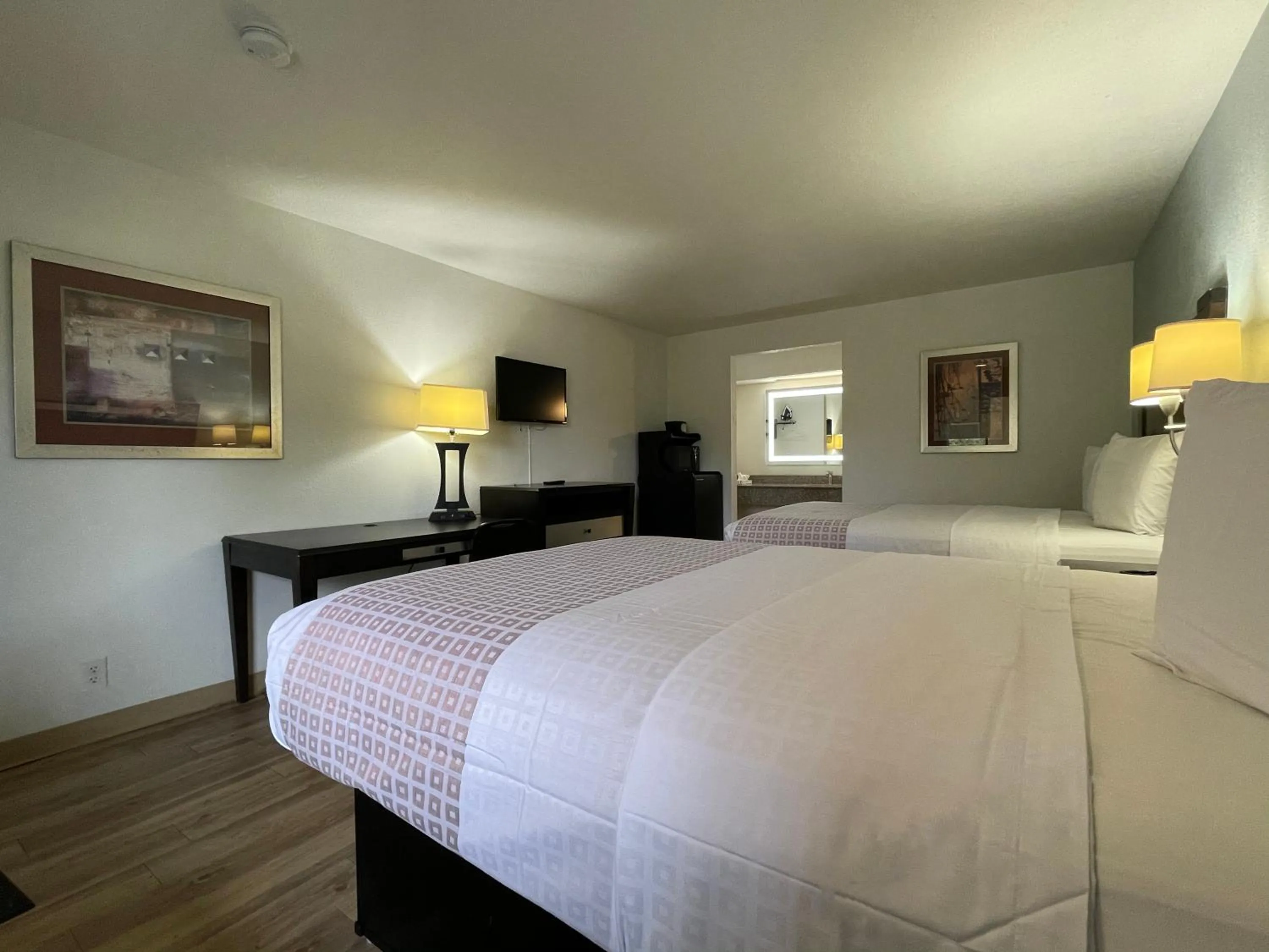 Queen Room with Two Queen Beds in Tricove Inn & Suites