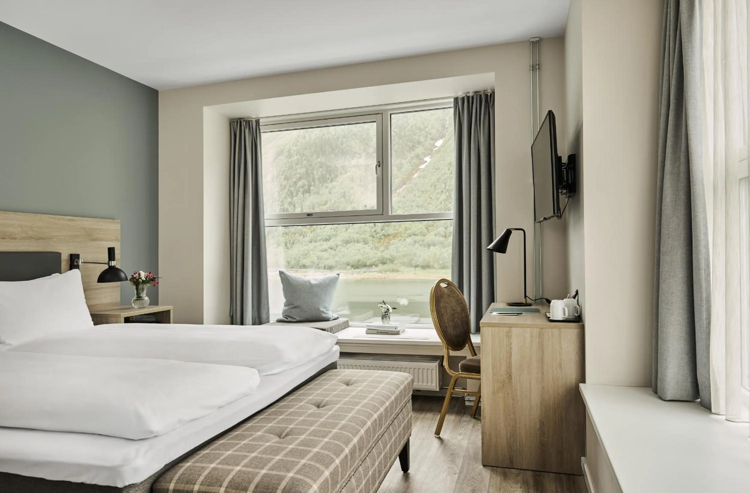 Superior Twin Room with Sea View in Fru Haugans Hotel