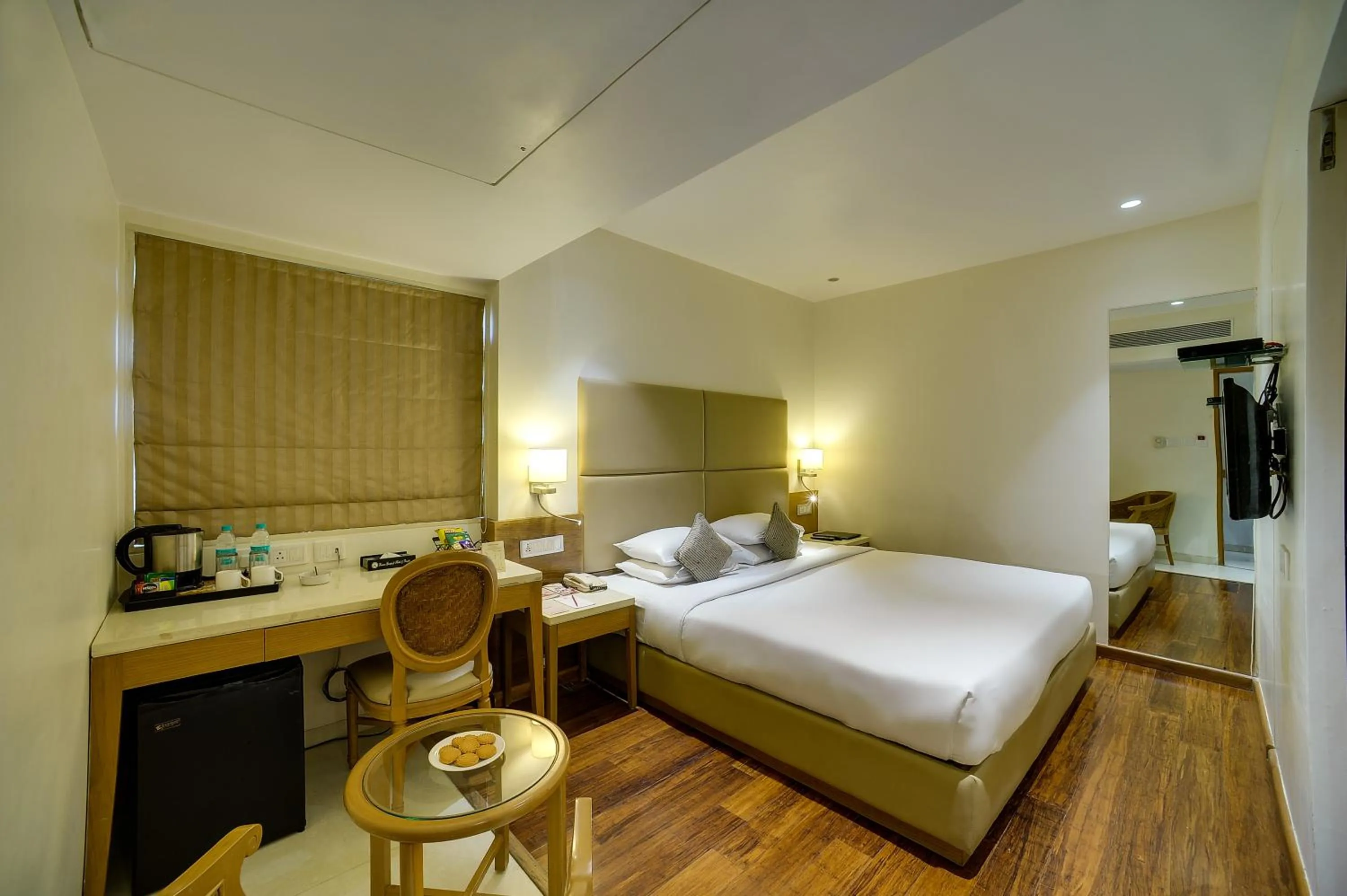 Deluxe room with Cookie Platter, Hi-Tea, in-room Breakfast & 15 % discount on Food and Laundry in Ramee Guestline Hotel Khar
