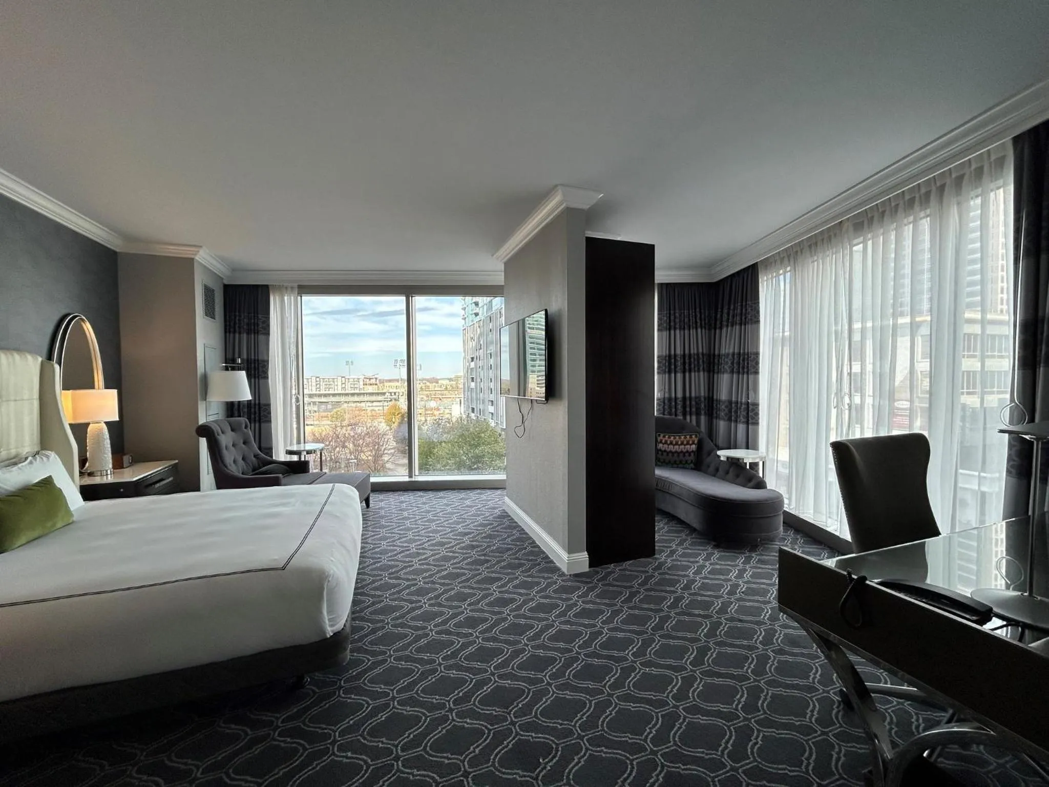 Standard Room with One King Bed - Accessible - Corner Spa in Kimpton Tryon Park Hotel by IHG