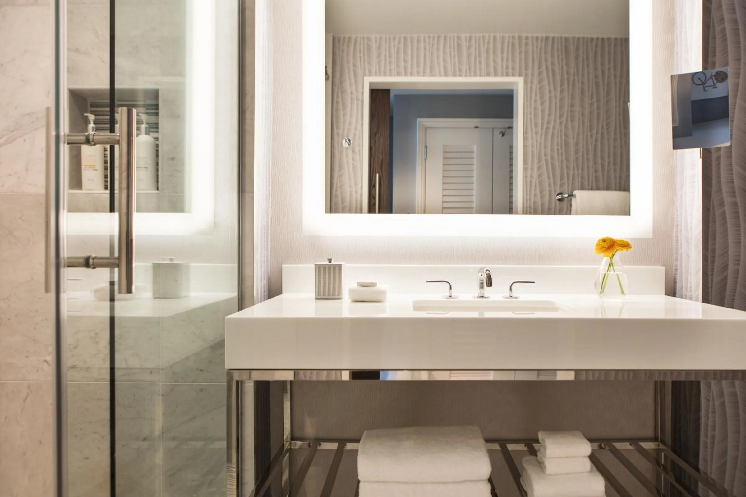 Essential King Room with Park View in Kimpton Tryon Park Hotel by IHG