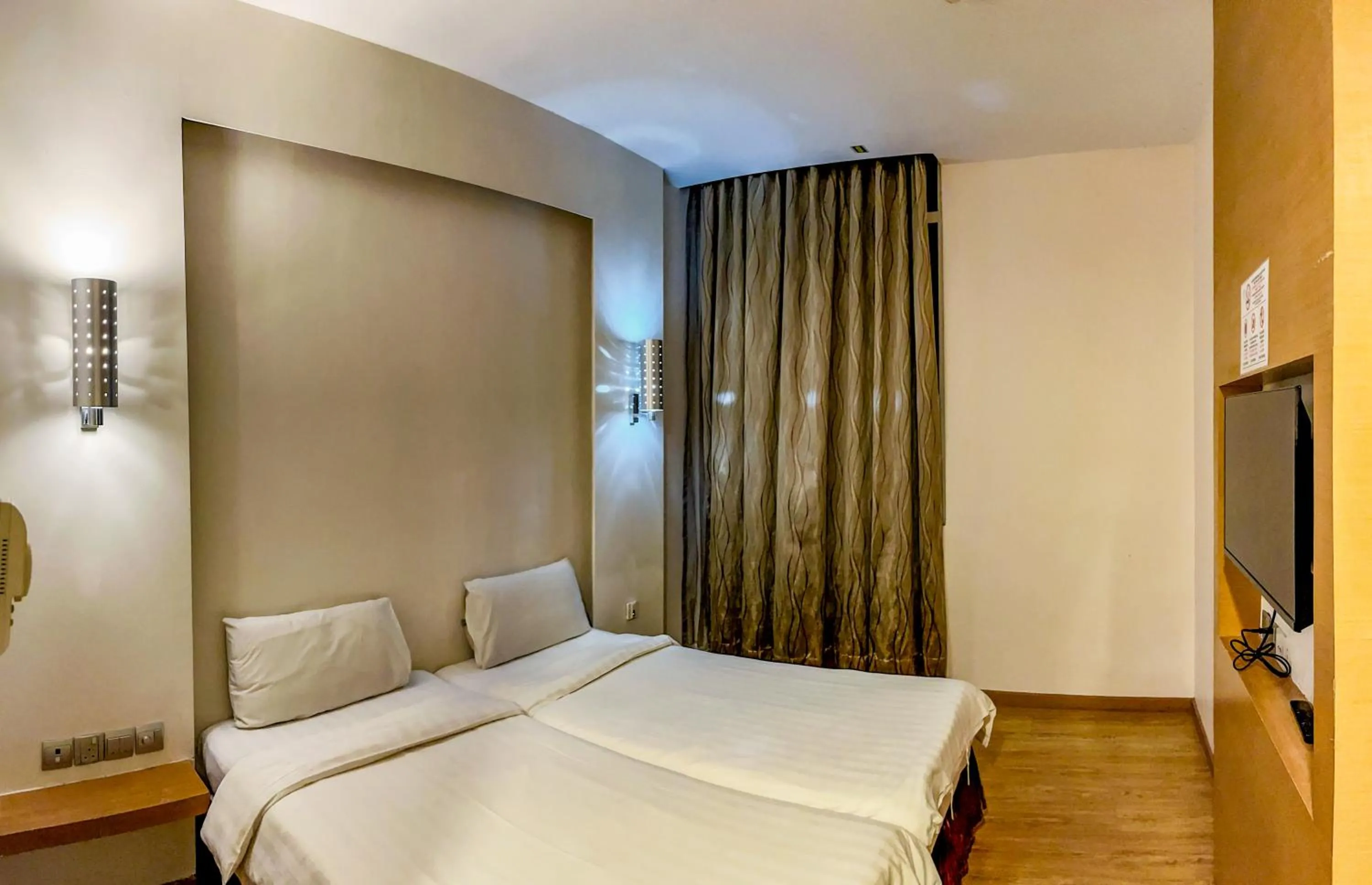 Balinese Room in Courtyard Hotel 1Borneo